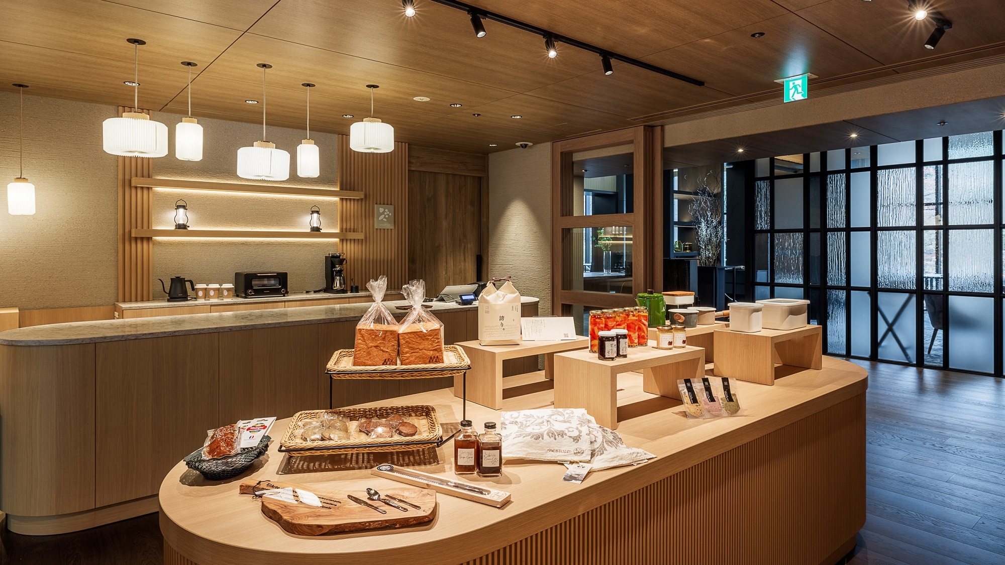 [SHOP] Local specialties and the hotel's original brioche and pound cake supervised by the executive chef are on sale.