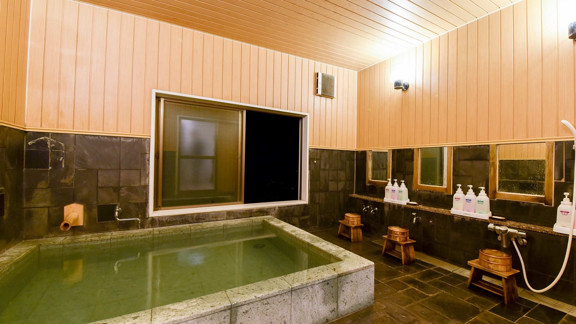 *Kamar mandi (kamar mandi besar)
