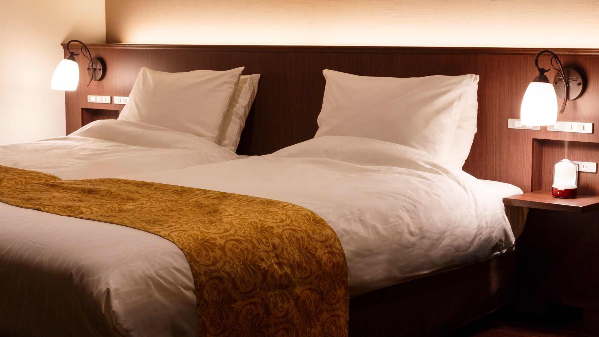 [Example of a Suite Twin Room] <Taisho Roman> A room with a luxurious feel thanks to its lustrous, textured interior.
