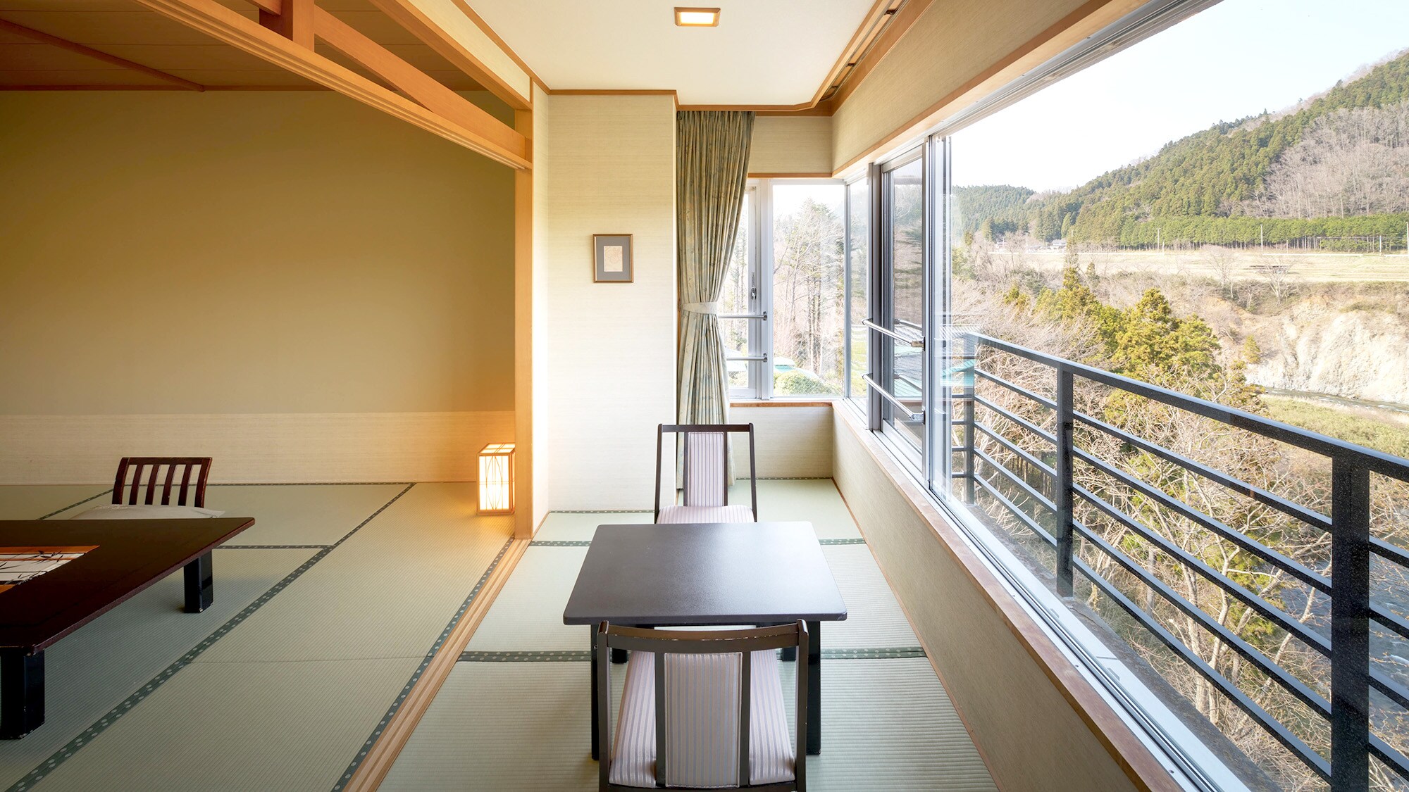 ตัวอย่างห้องสไตล์ญี่ปุ่น [ปลอดบุหรี่]... ห้องพักทุกห้องหันหน้าไปทางแม่น้ำ และท่านสามารถเพลิดเพลินกับธรรมชาติตามฤดูกาลของ Akiu ได้จากระเบียงกว้าง
