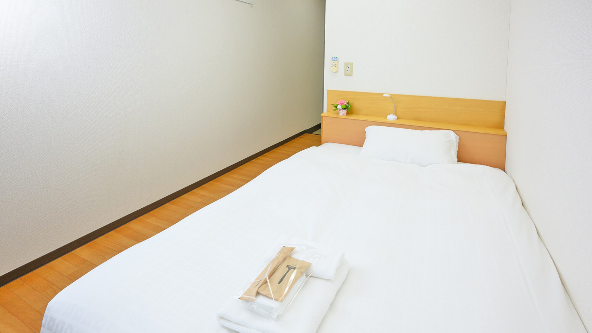 [Example of a guest room] We offer the ultimate in comfort. All rooms are equipped with French beds.
