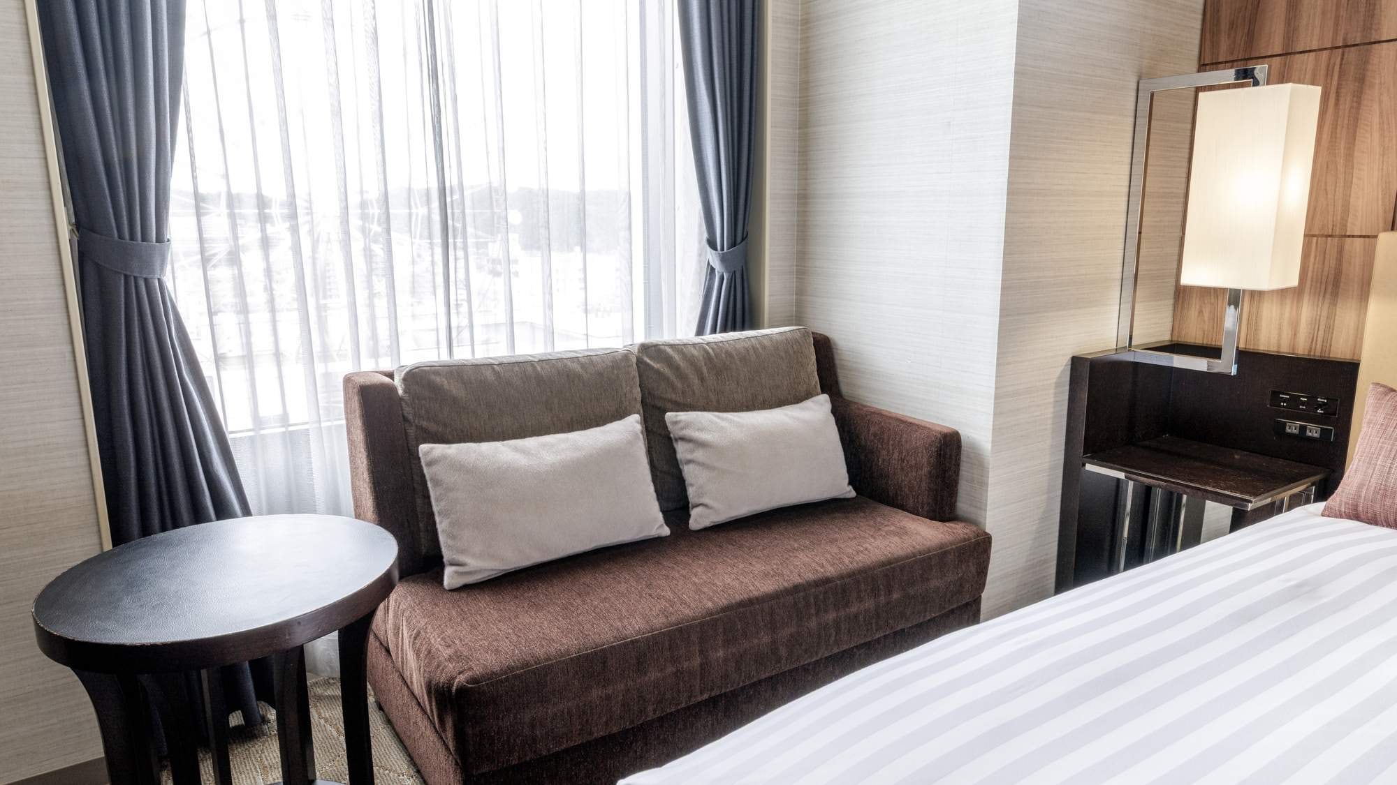 [Kagoshima Chuo Station side corner double room 22.2m²/bed width 160cm] The largest bed size in the hotel