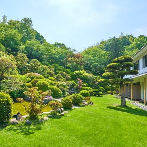 風景如畫的日本花園展現在您的眼前。