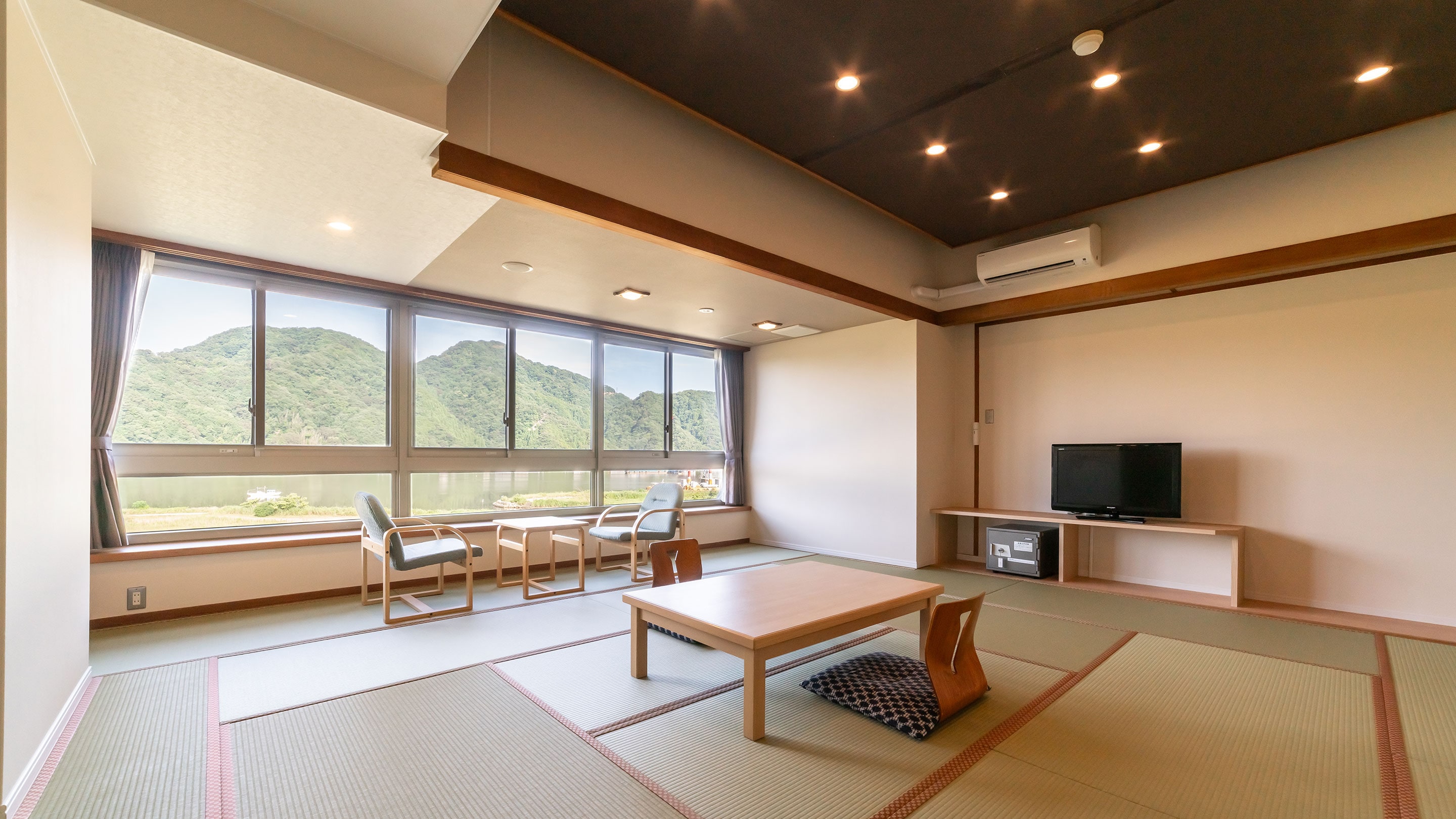 [Non-smoking] Standard Japanese-style room, 17 tatami mats, shower only (river side) *Image