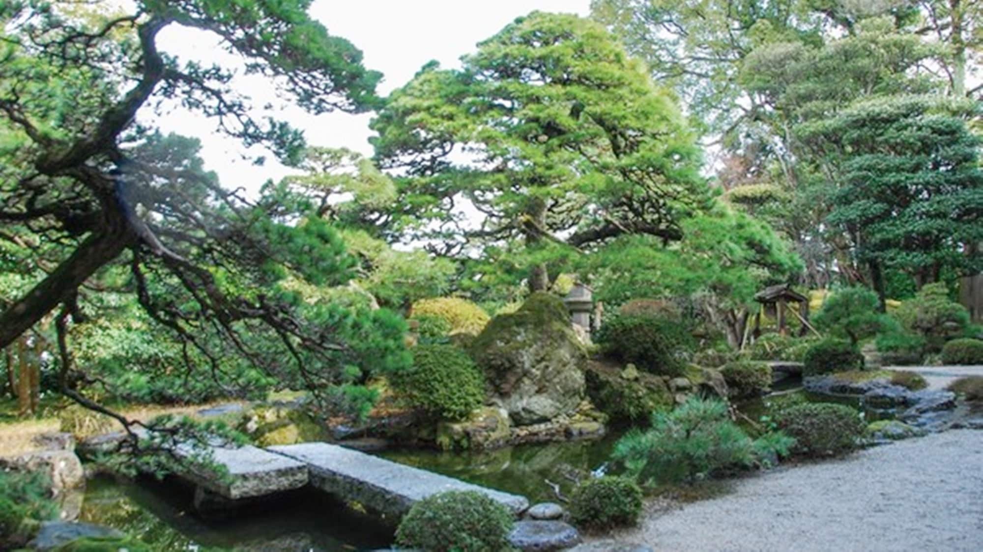 *[Courtyard] The Japanese garden located on the second floor is soothing with a Japanese atmosphere.
