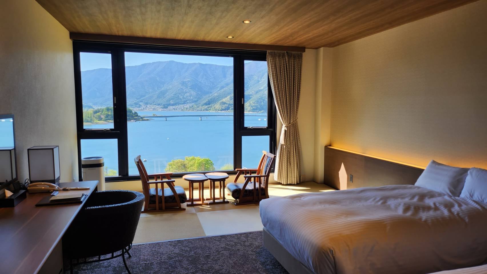 Ruang santai yang menghadap danau [Kamar bergaya Barat + ruang tatami]