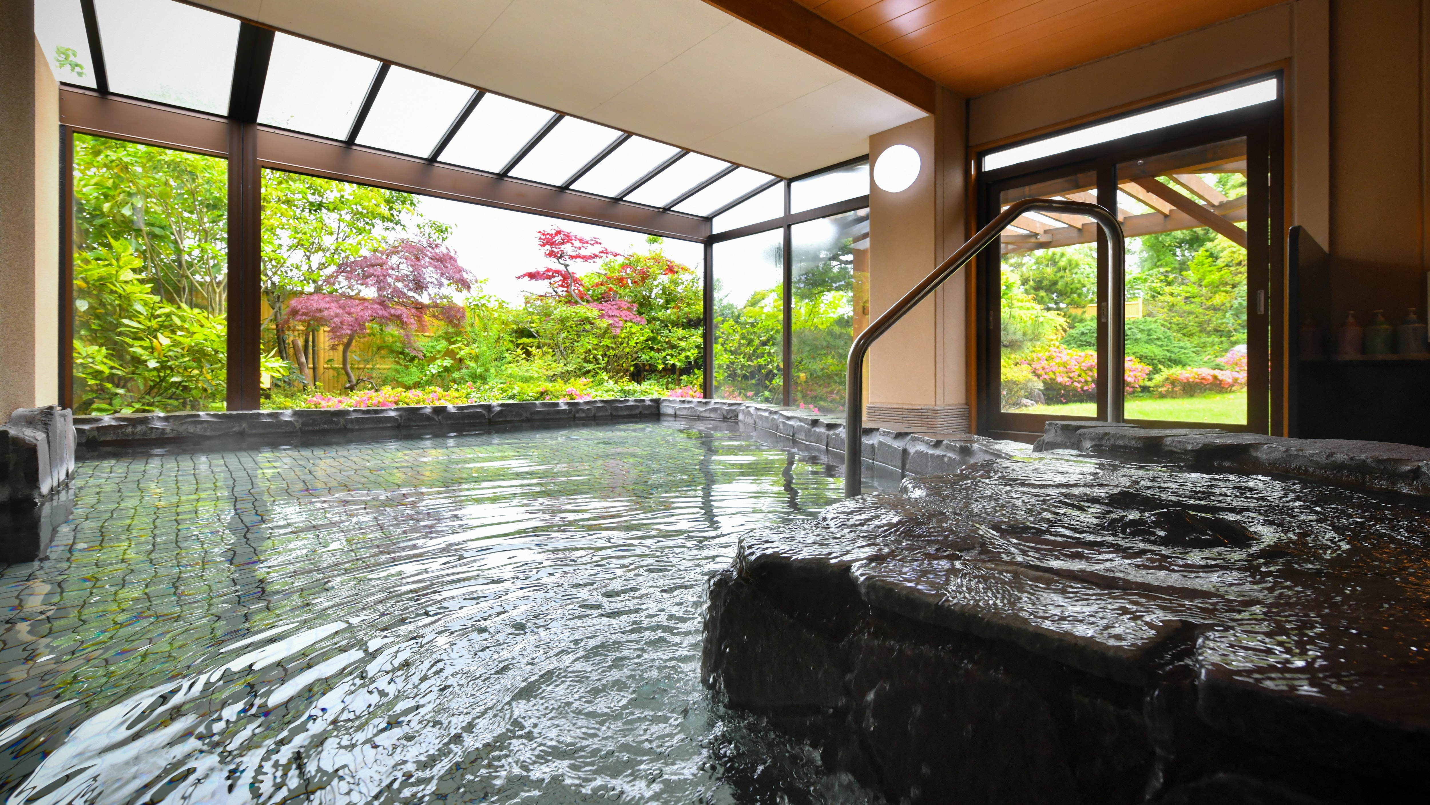 ● Semi-open-air bath