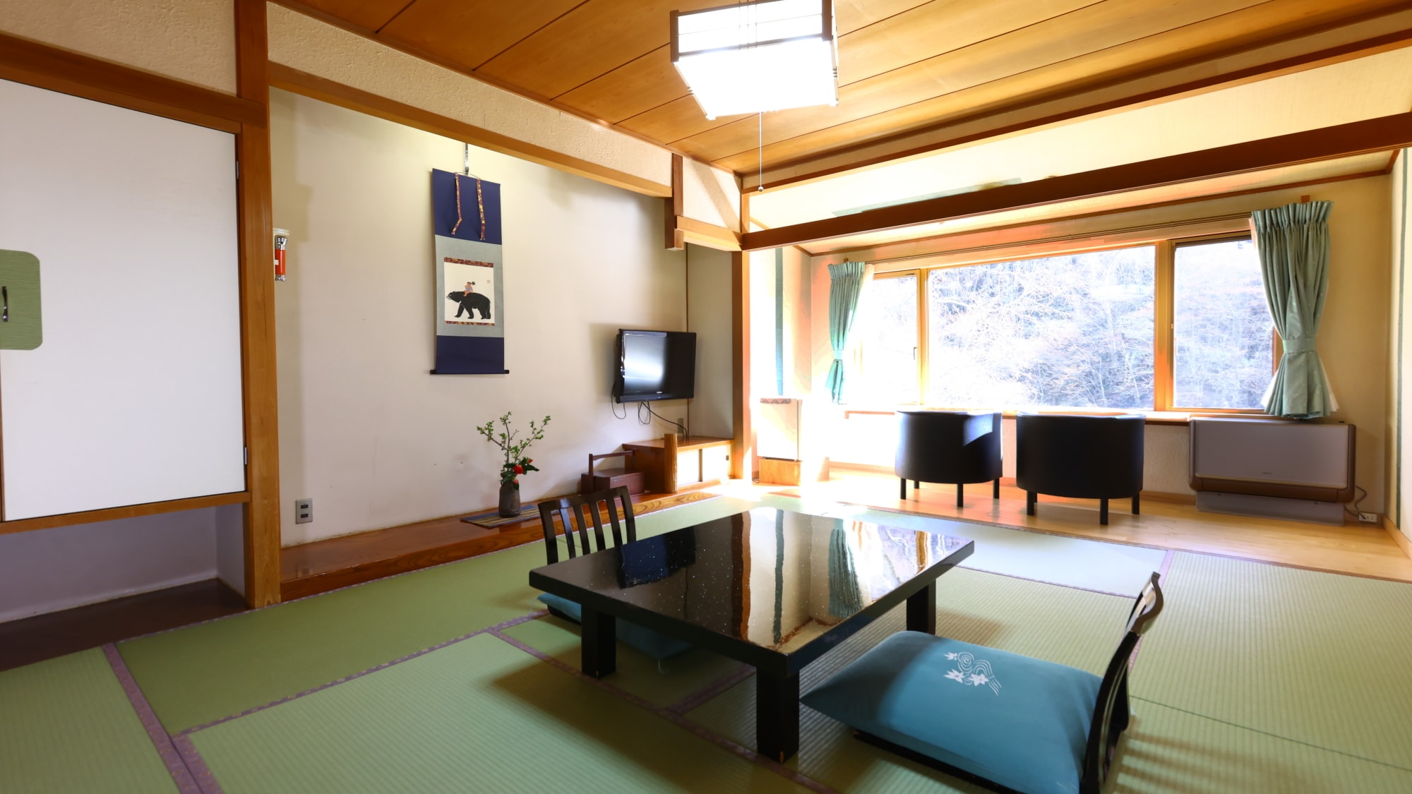 [Main building 10 tatami mats] This room overlooks the Matsukawa Valley.