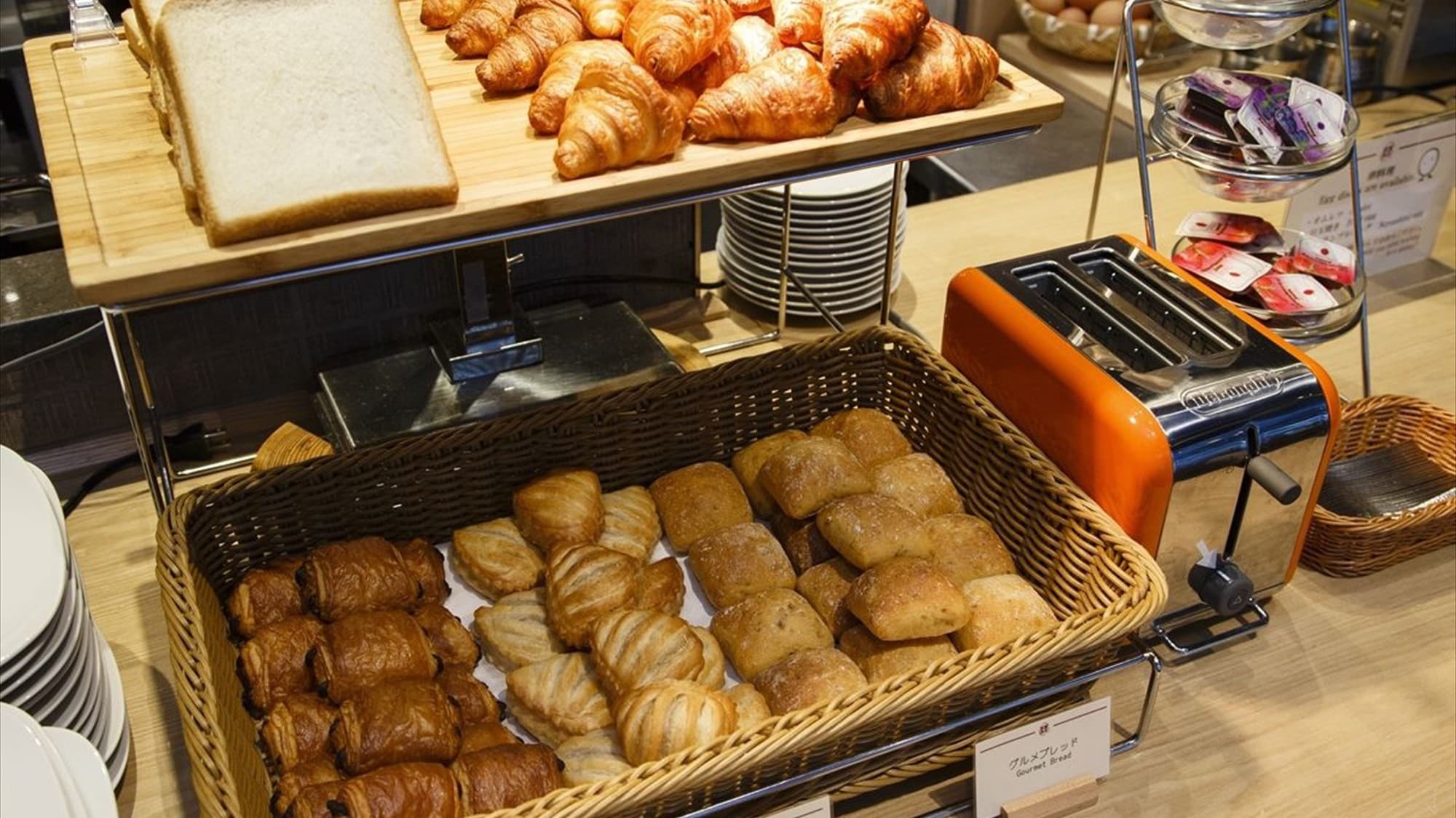 Enjoy freshly baked bread with a rich flavor in the restaurant surrounded by the mellow aroma of freshly baked bread every morning.