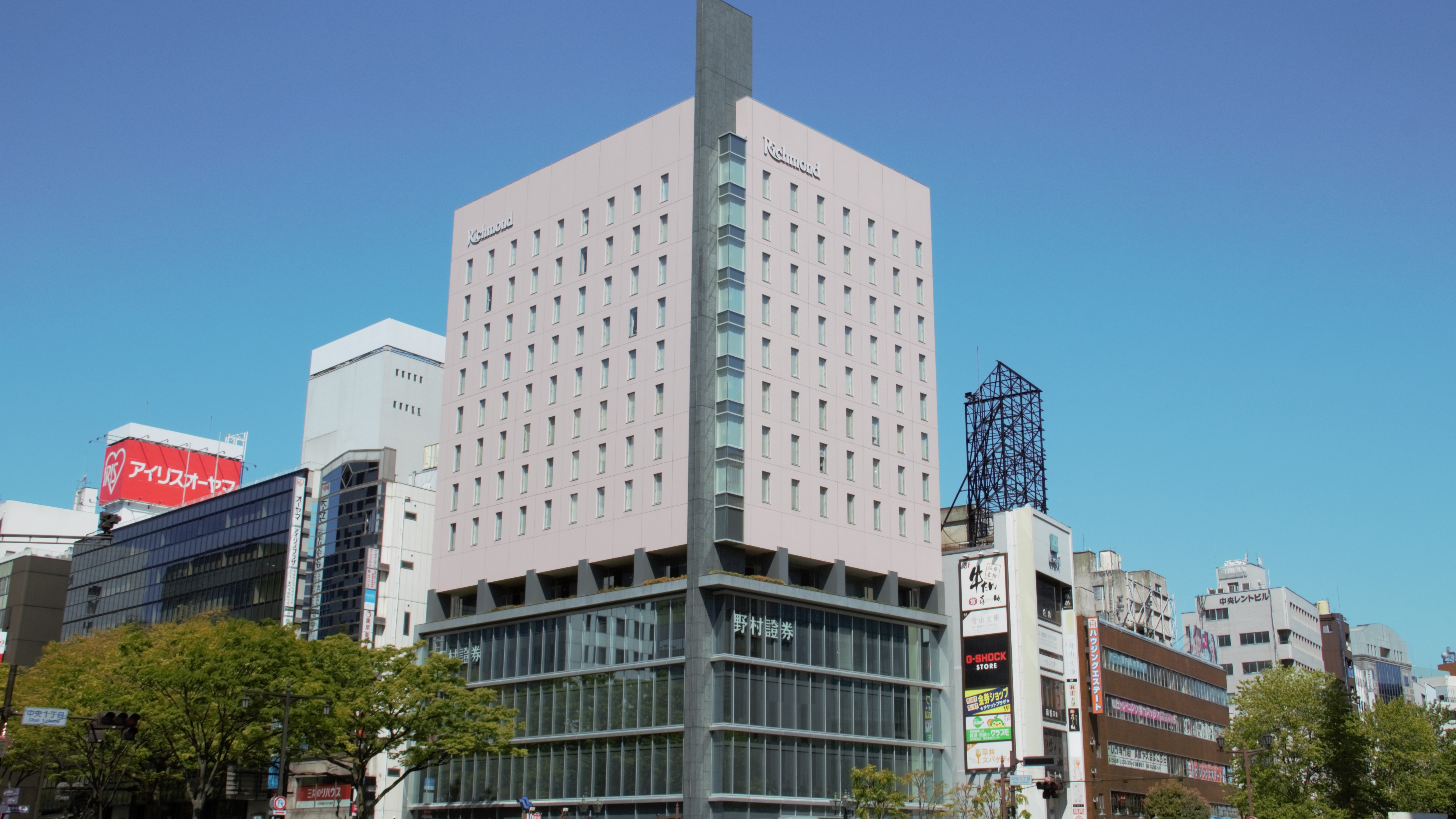 The pink building from half to the top is a landmark ♪
