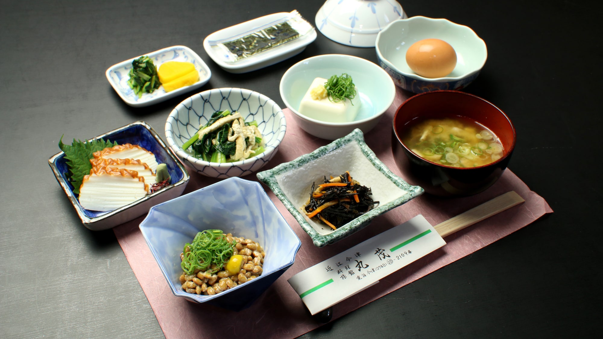 Kami menawarkan sarapan Jepang yang lezat dengan menu yang berubah setiap hari!