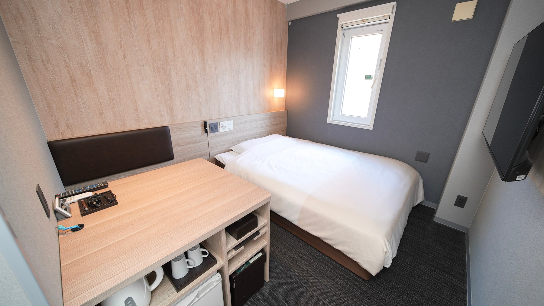 Meja yang luas memudahkan bekerja