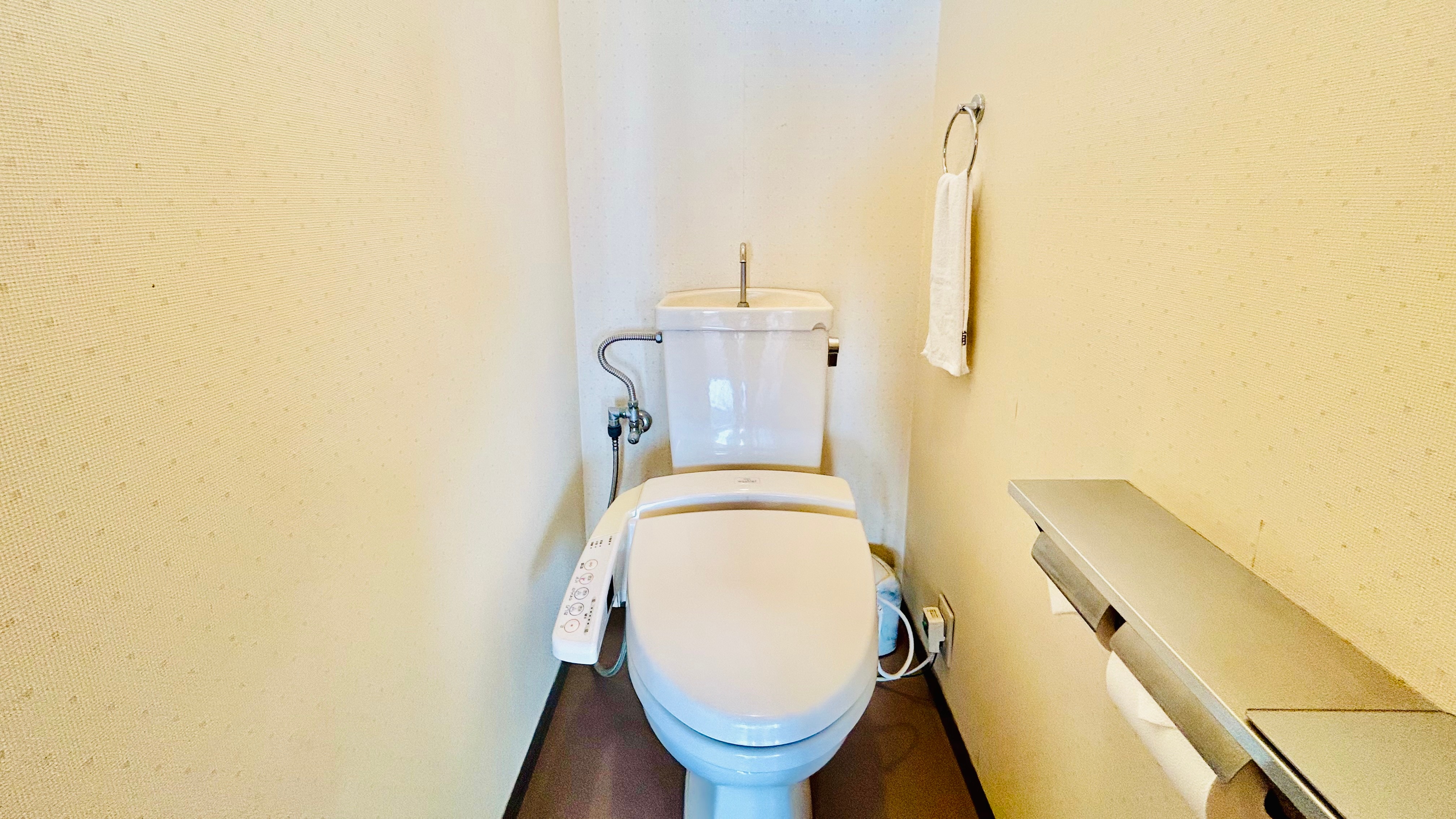 [Japanese-Western room / 8 tatami mats + 4.5 tatami mats Japanese room] A separate toilet.