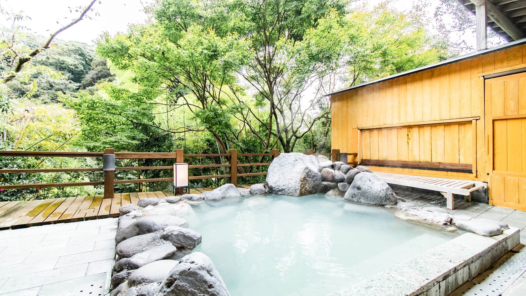[Large public bath] An open-air bath where you can enjoy the nature of the four seasons