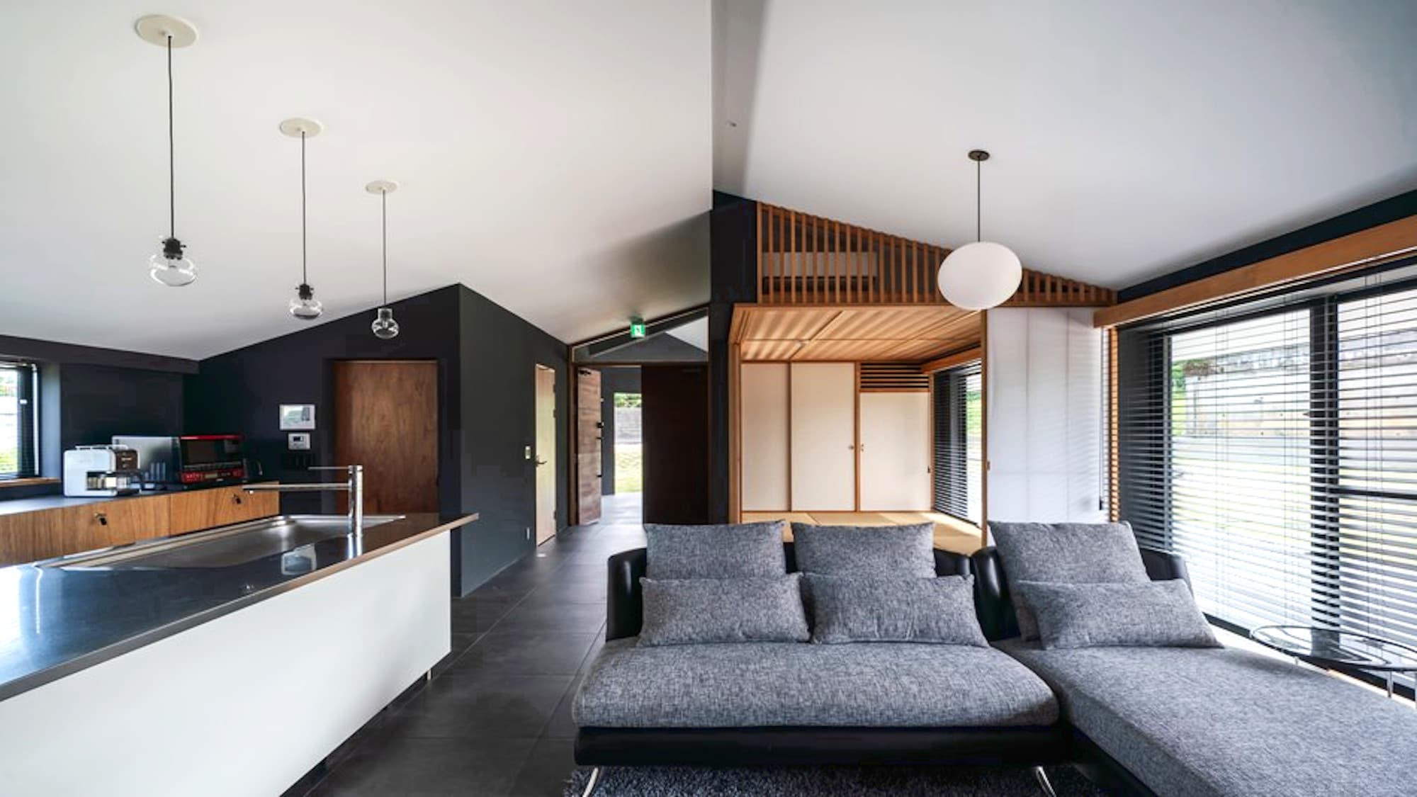 ・There is a Japanese-style room behind the living room, and the texture of the wood and shoji screens adds a soft feel to the space. When the shoji screens are closed, it can be used as a private room.