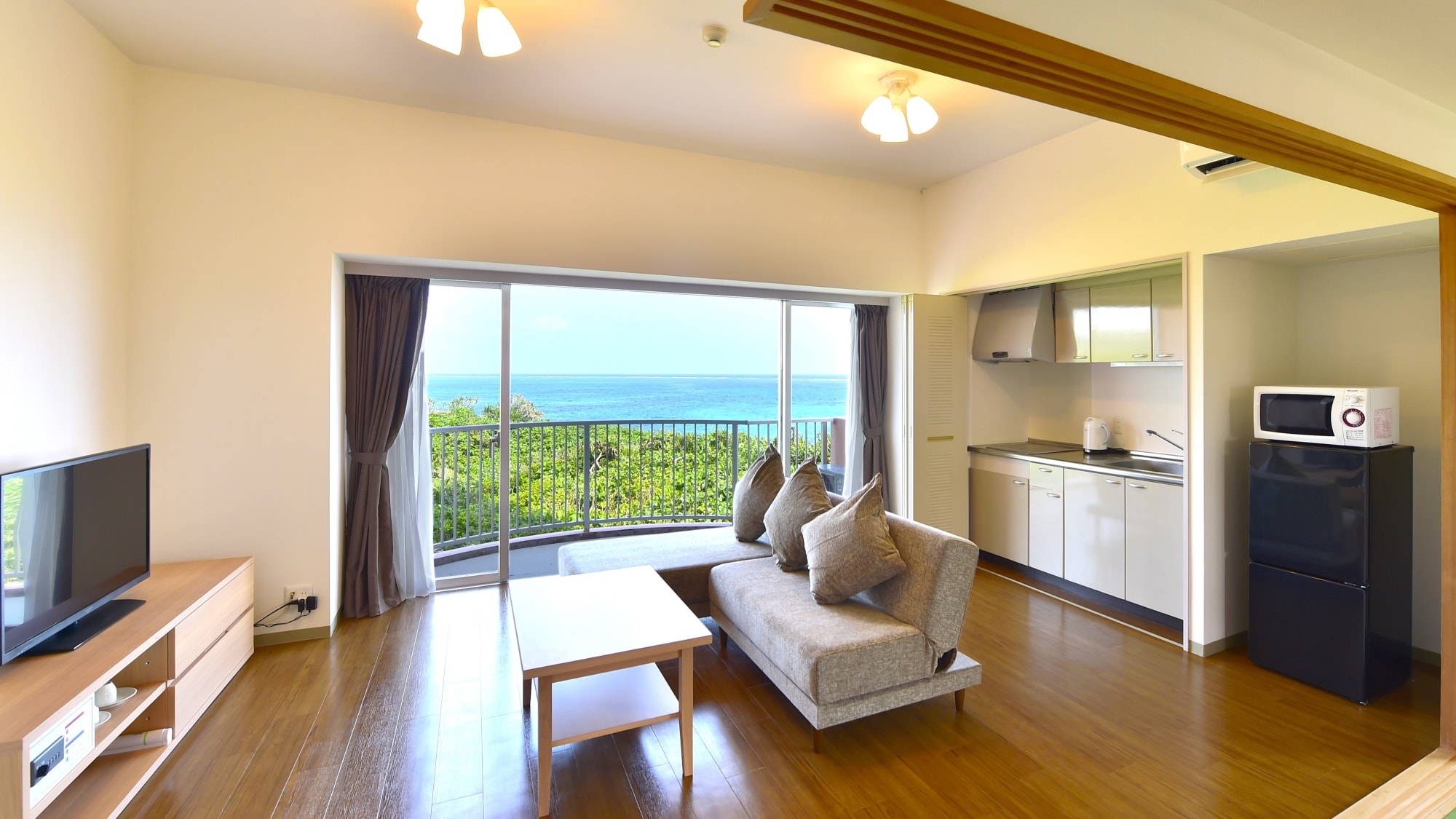 [Type C Japanese-Western style room] Relax on the island while listening to the sound of the waves in a comfortable space where the sea breeze passes through.