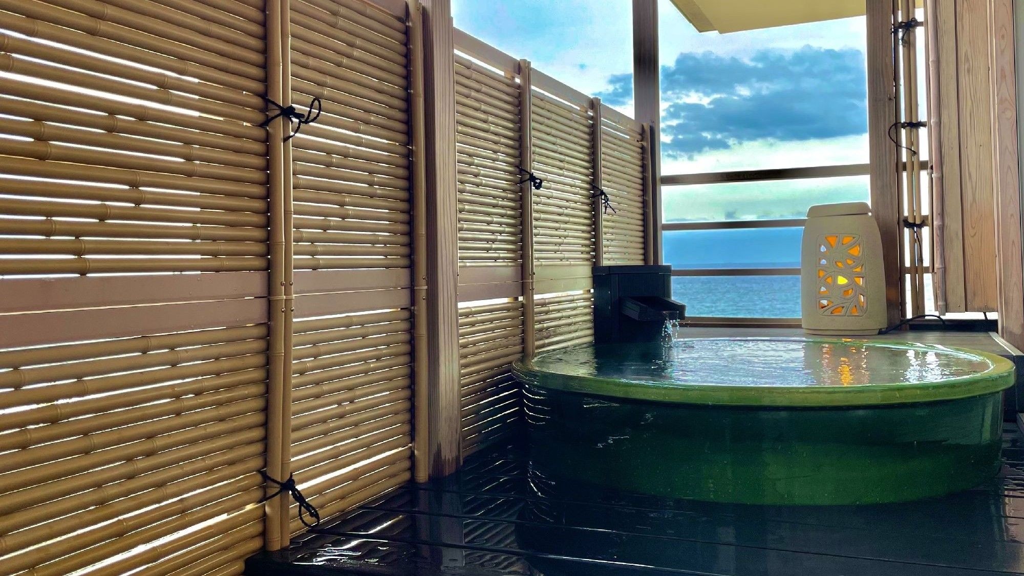 [日式房间，露天温泉直接从源头流出]一边眺望大海，一边感受海风，享受私人浴室。