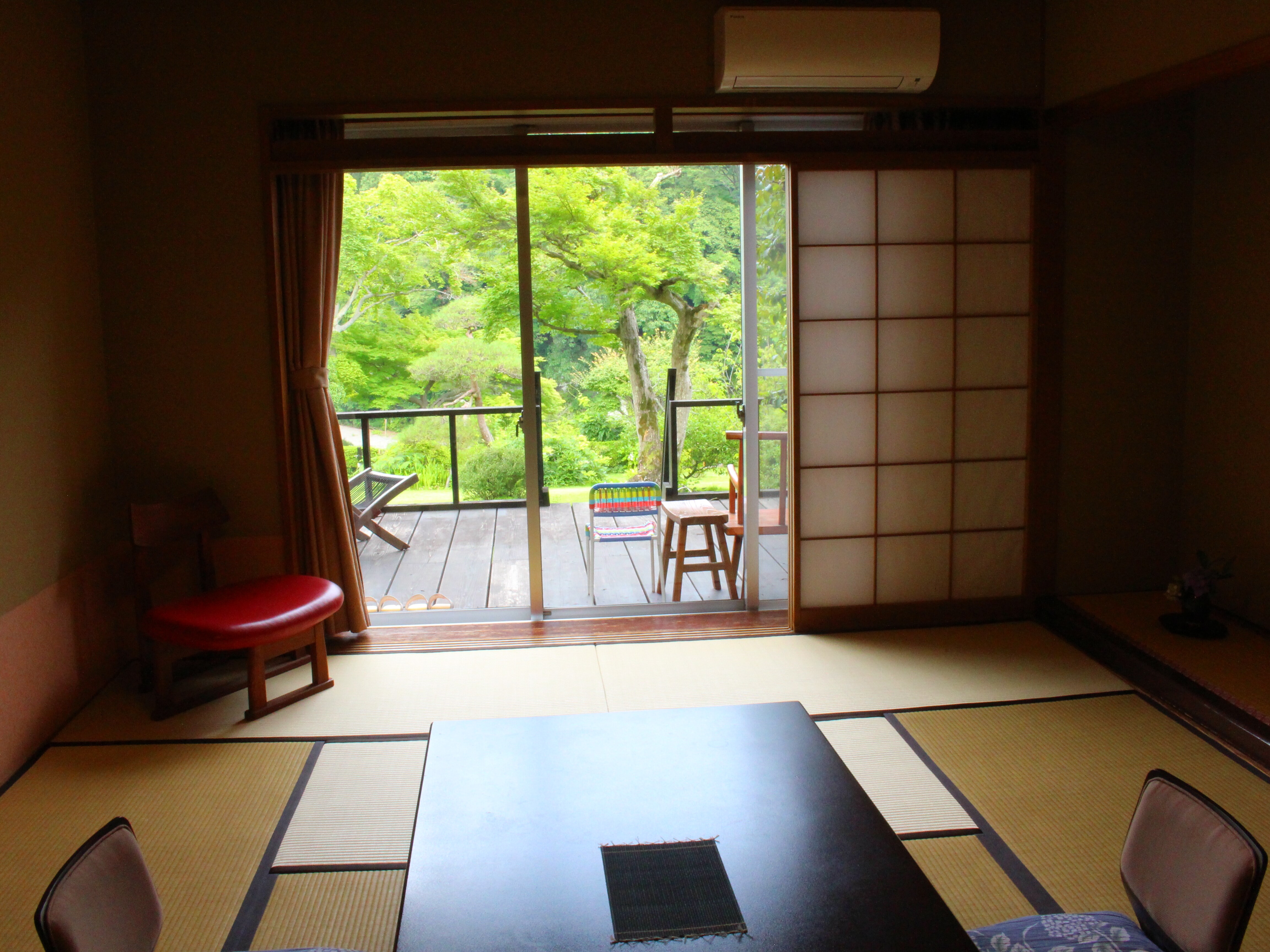 1樓102房,有木製露台和通往花園的樓梯