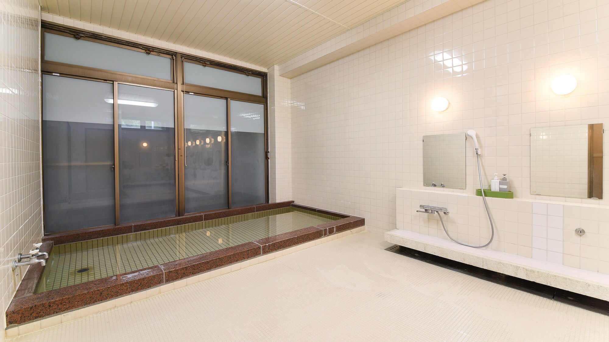 *[Large public bath] Open from 17:00 to 21:00