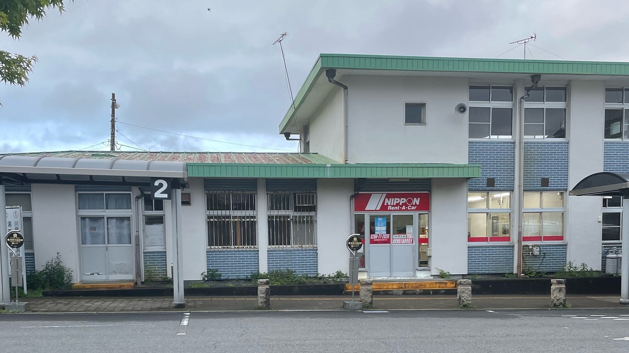 [Panduan lokasi naik bus antar-jemput Stasiun Kinugawa Onsen] ④ Anda akan tiba di lokasi naik dan turun (cari tanda Nippon Rent-A-Car).
