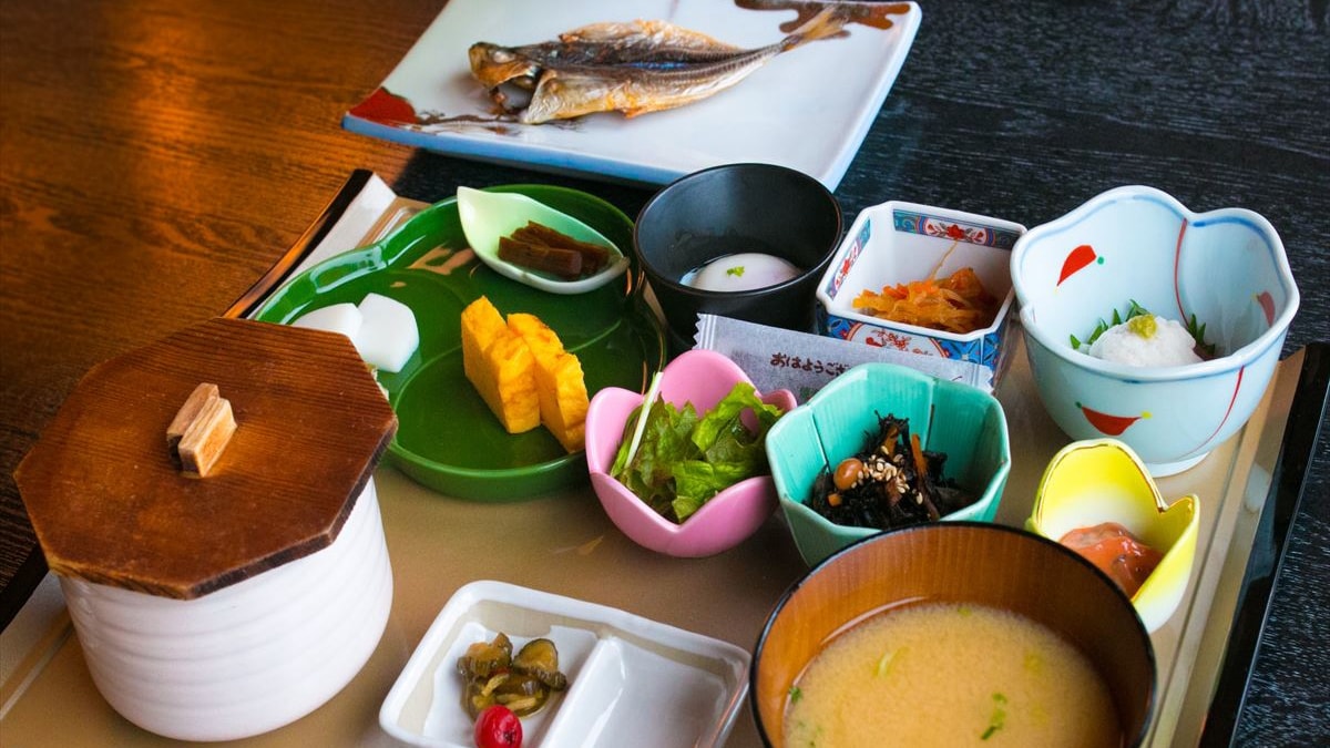아침도 천천히 땅의 물건을 드세요. 아침 식사 예