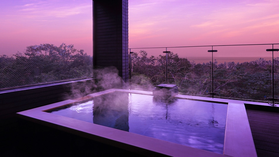 Guest room open-air bath with a fantastic view of the Izu Kogen
