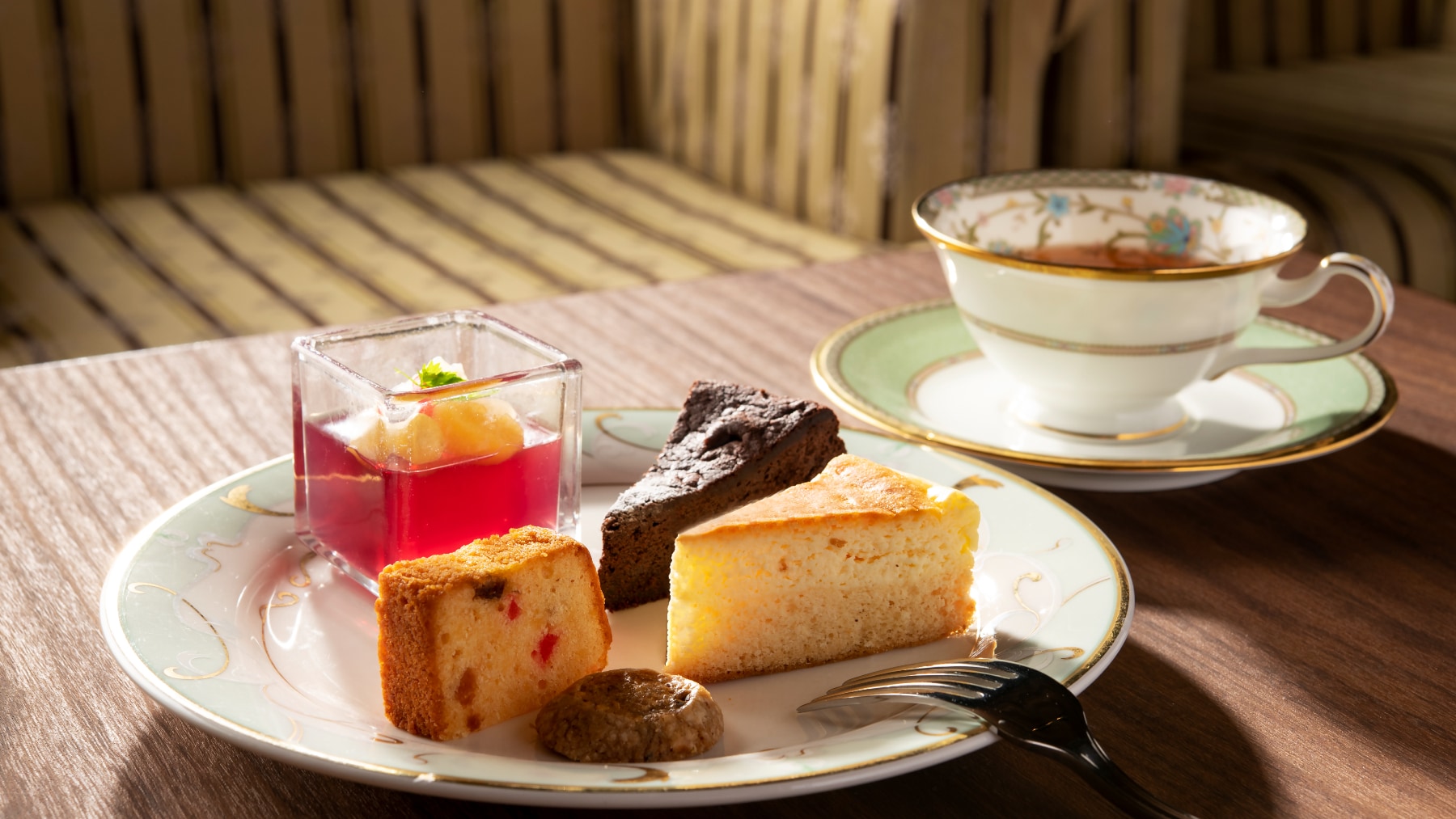 [6F Club Lounge] Enjoy a relaxing afternoon with sweets during tea time.