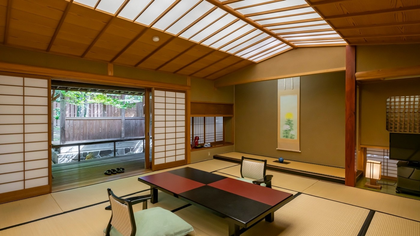 [Wakatake] It is a room with a subtle taste such as a comb-shaped column and a ceiling with a modest beauty.