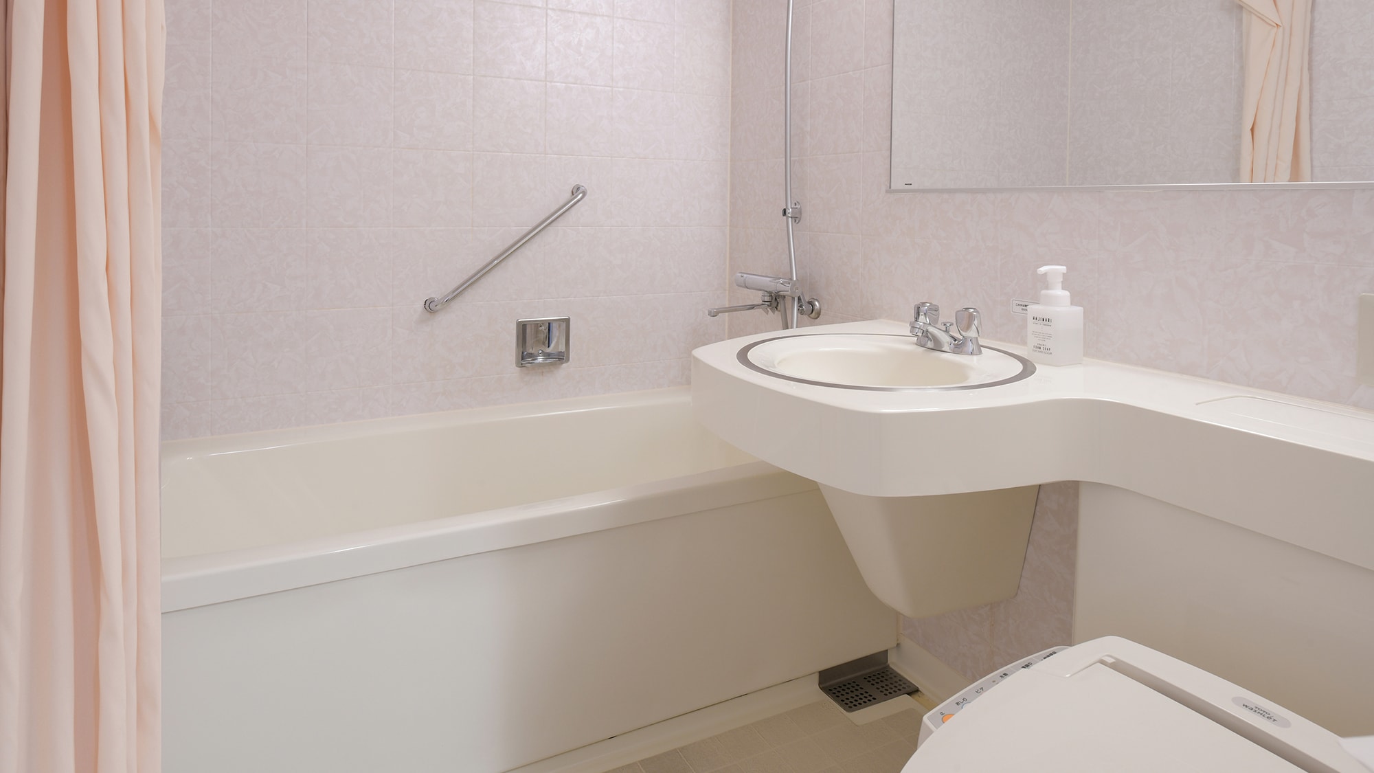[Superior twin room] Spacious unit bath with POLA amenities
