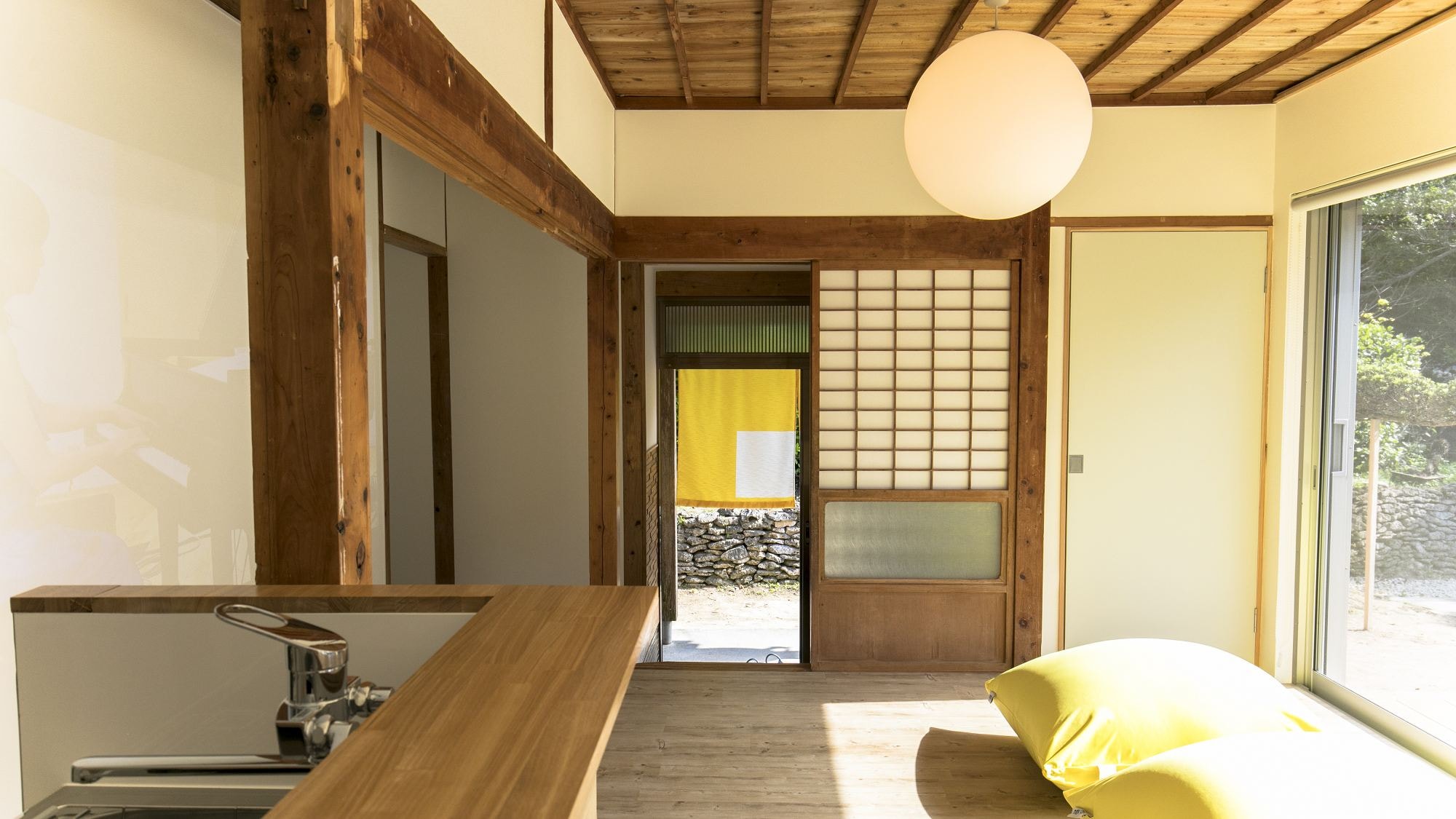 "Coral Stone Wall and Garden Tree Inn" We look forward to your visit.