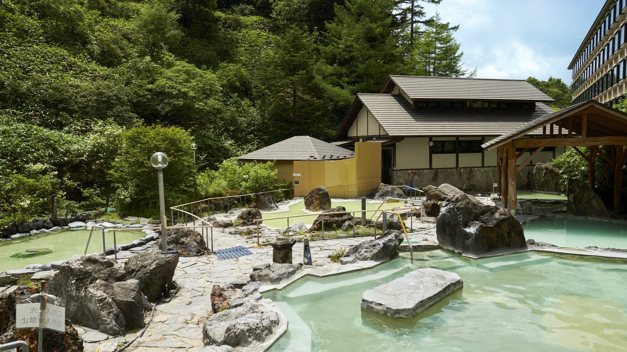 岩石庭园露天浴池