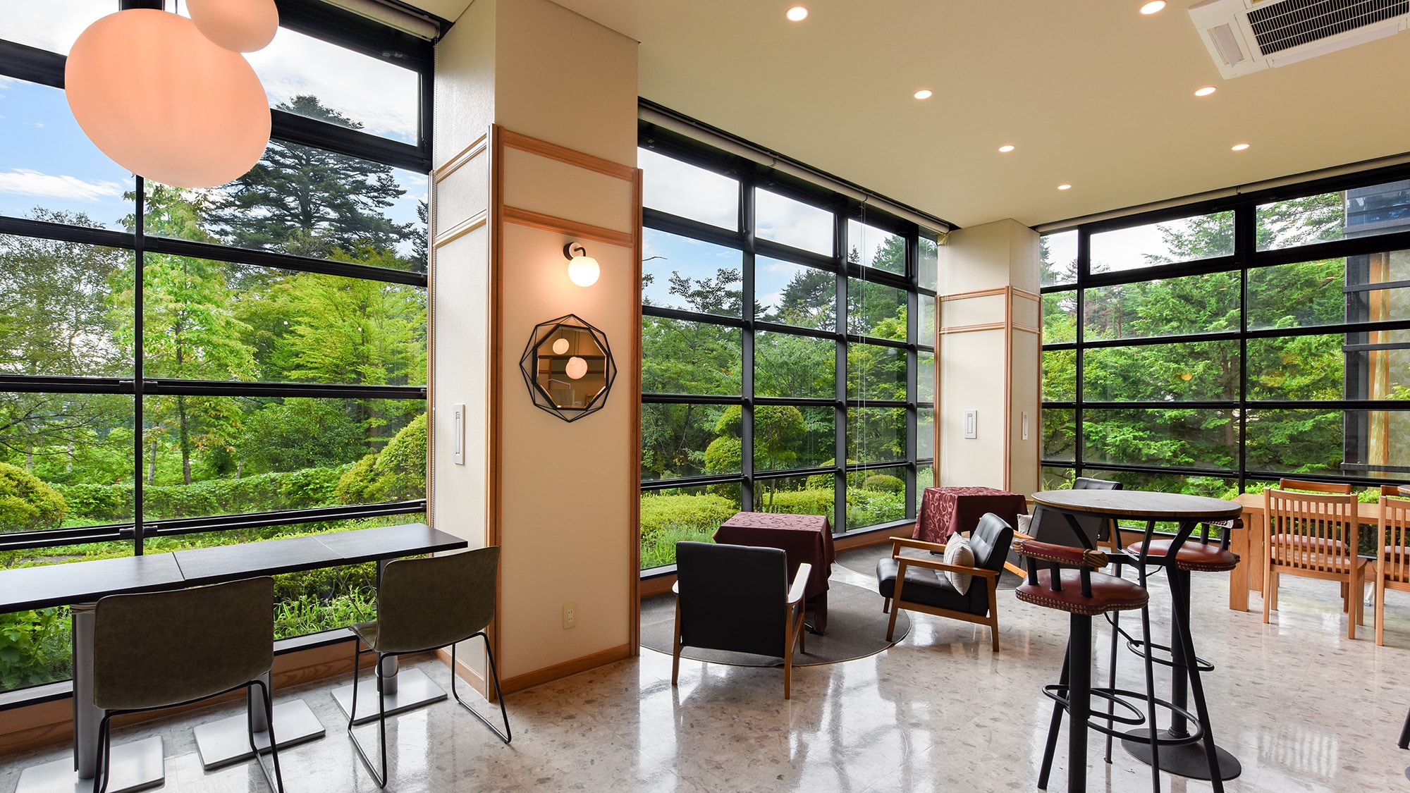 * [Lounge] Take a break in the open space. Outside the window you can see a soothing forest.