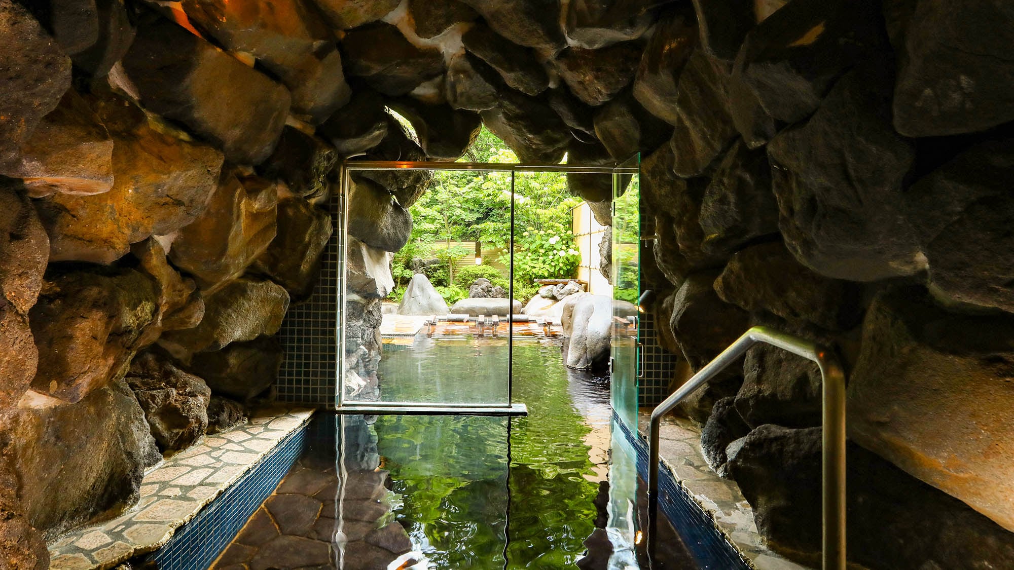 ・The open-air bath spreads out after going through a tunnel made of rocks.