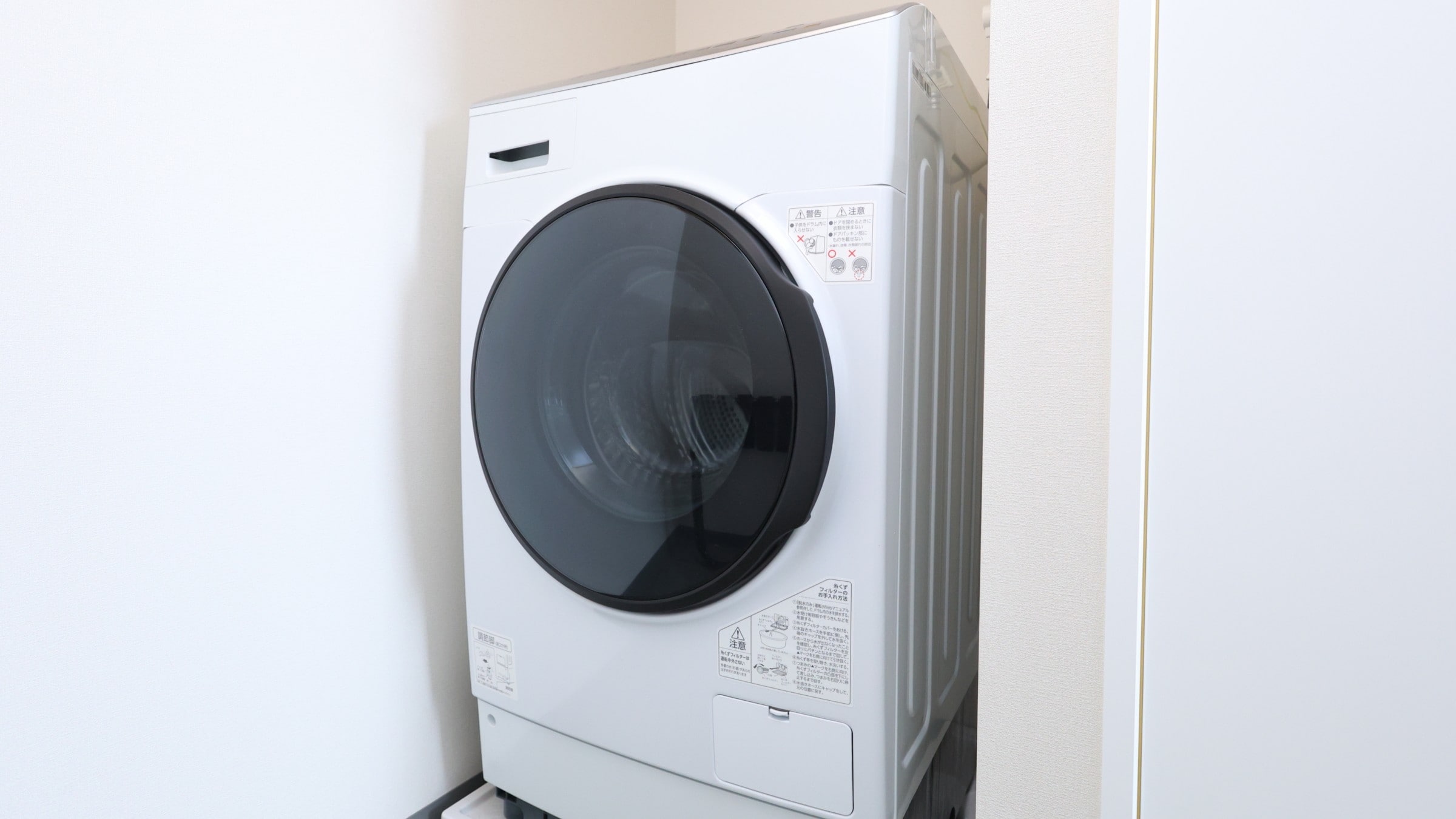 Non-smoking. Recommended for extended stays. Double room with drum-type washing machine and dryer.