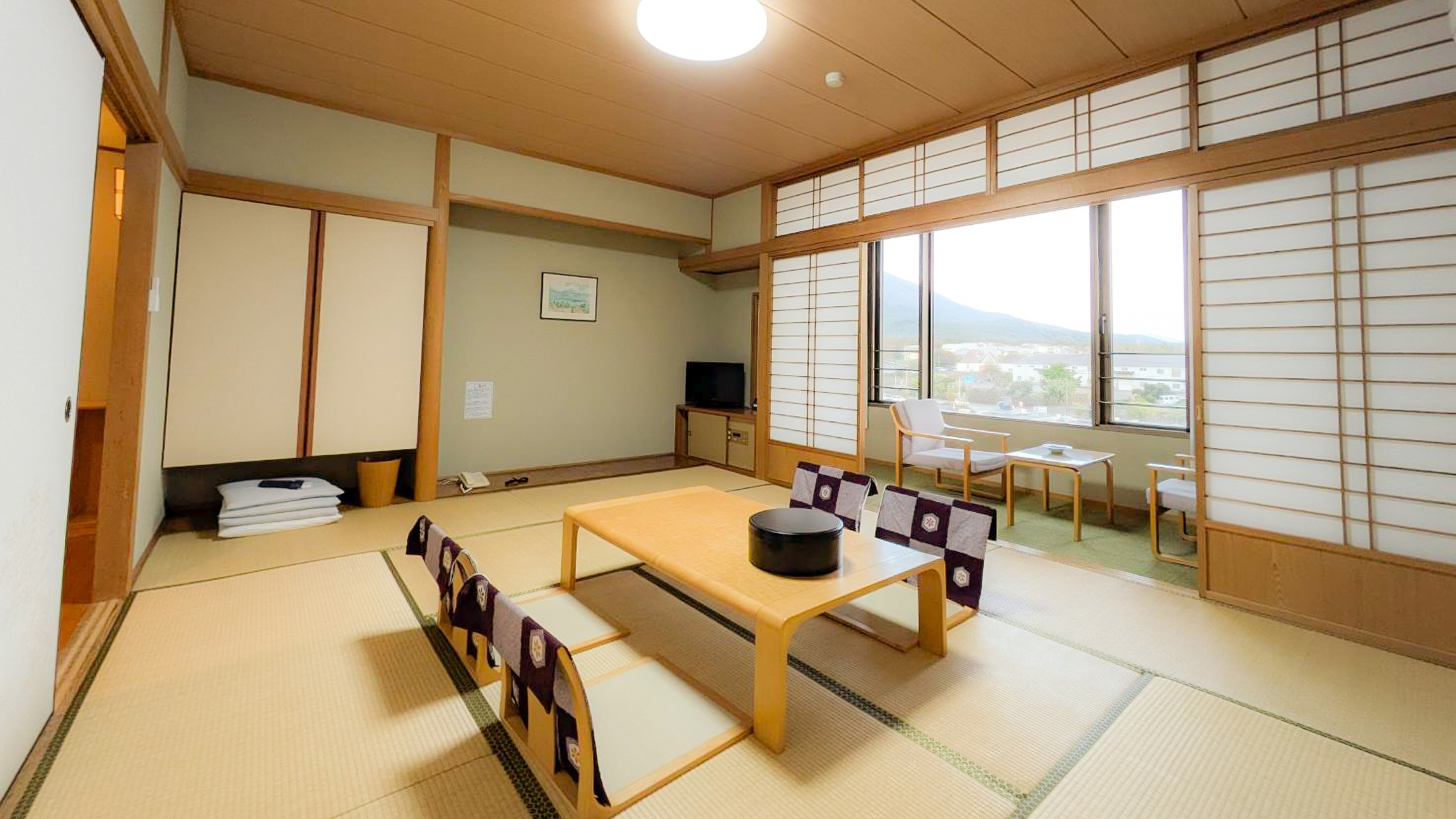 Mountain-facing Japanese-style room (10 tatami mats) (with toilet, no bath)