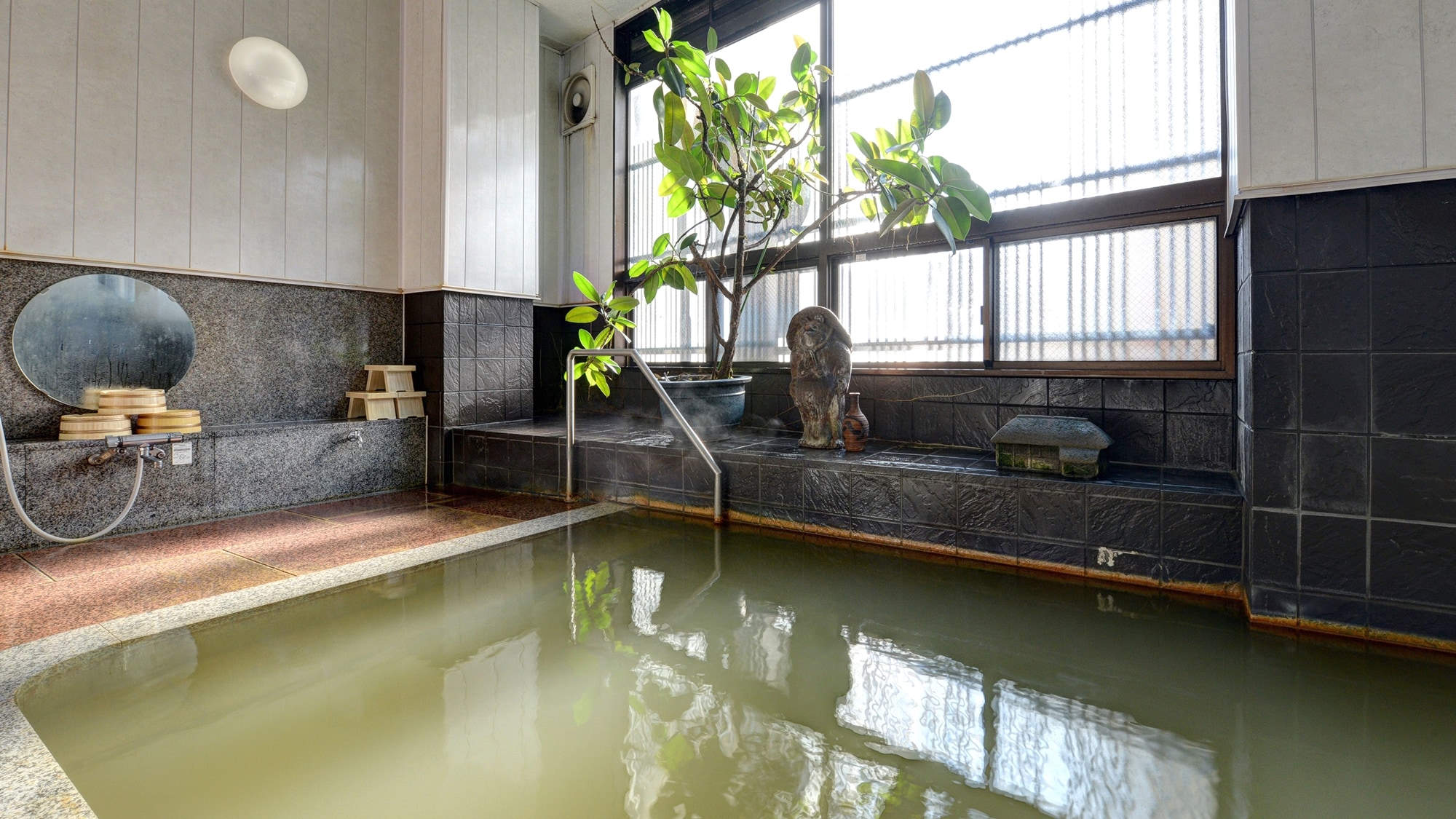 *[Large public bath (women's bath)] Your skin will feel moisturized and smooth after bathing.