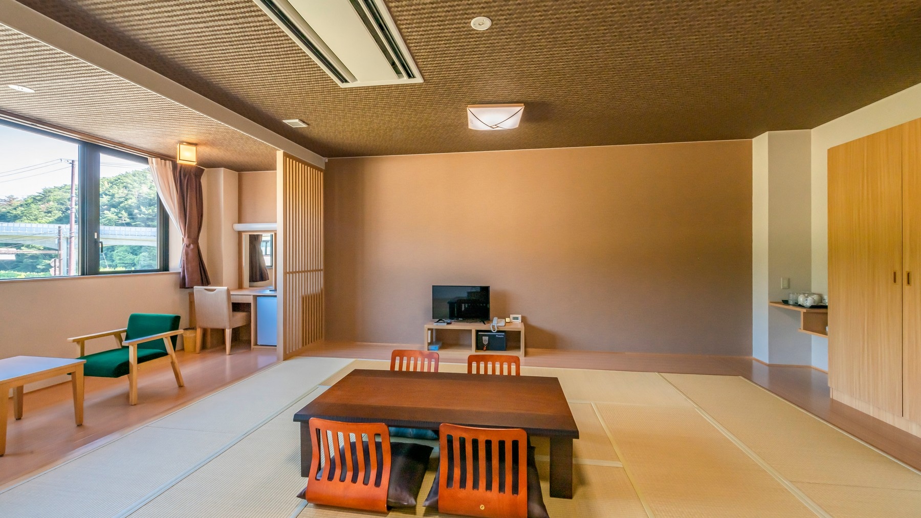 [Relaxing Japanese-style room of 12 to 15 tatami mats] A spacious Japanese-style room that children will also enjoy.