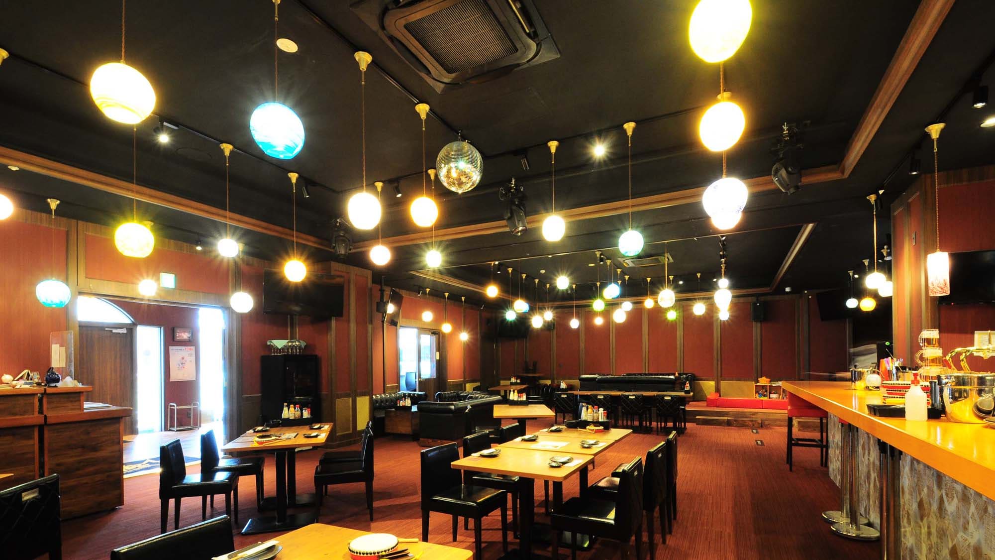 2樓餐廳：在琉球玻璃燈下享用宮古島特產和美酒