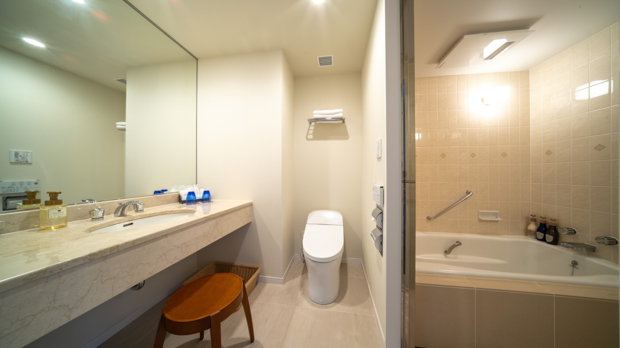 <South Wing Twin Room> Guest room bathroom and toilet