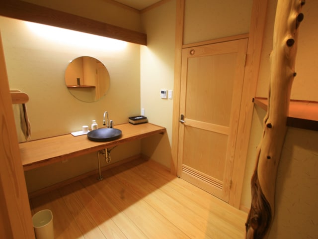 Special Room B: Spacious washbasin