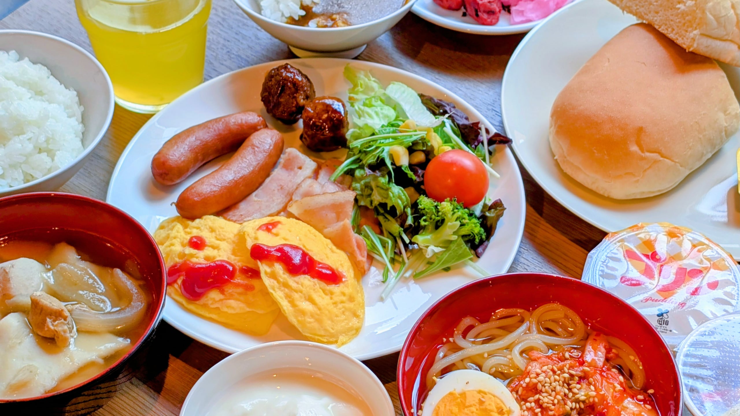 Bữa sáng (buffet kiểu Nhật và phương Tây)