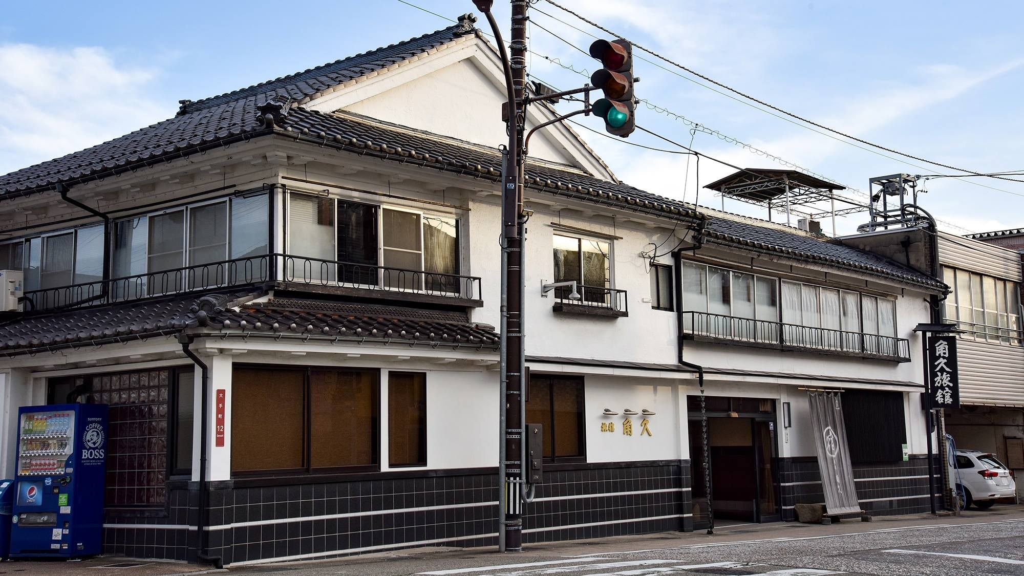 *7 minutes walk from JR Takaoka Station. The inn is located right in front of the Takaoka Great Buddha.