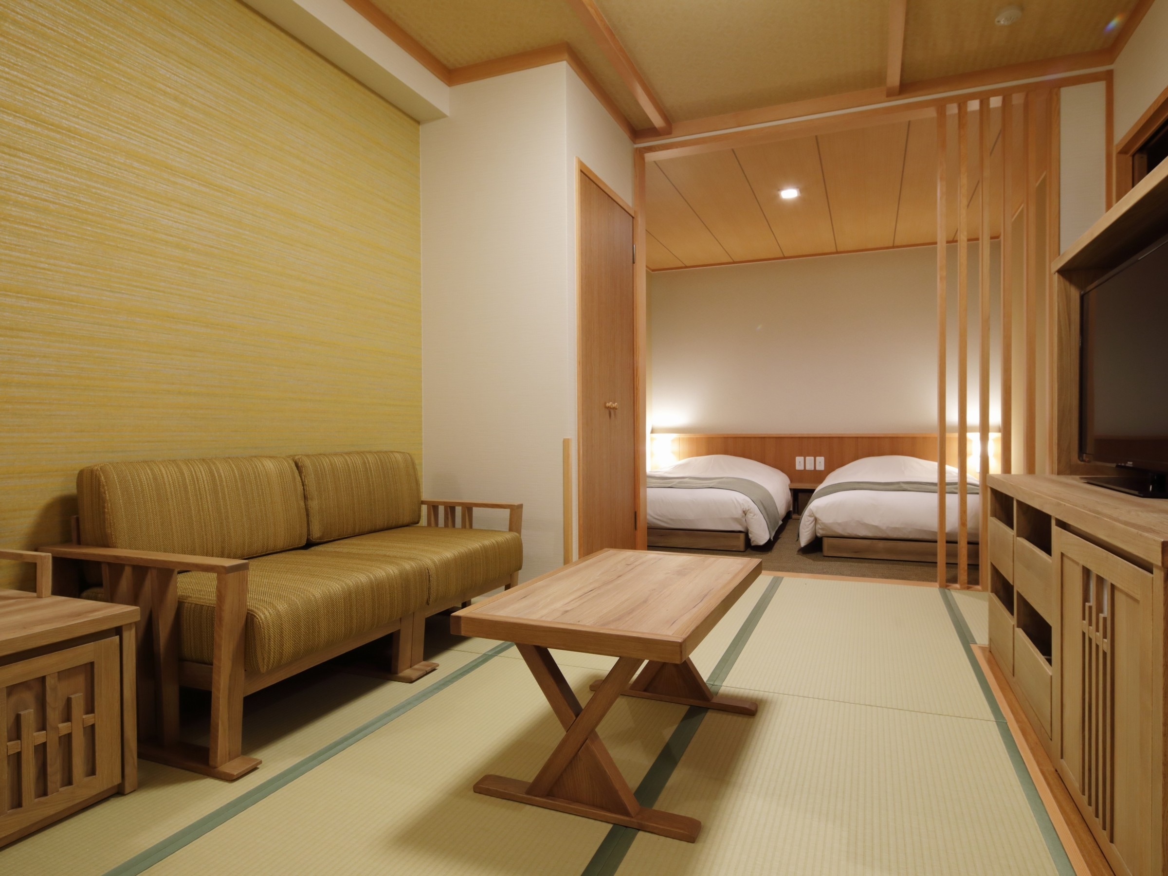 【객실】 디럭스 트윈 ◆ 32.2 평평한 거실 공간에는 소파와 TV를 완비.　리