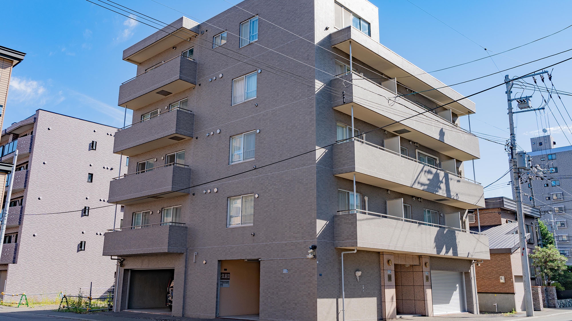 [Exterior] 8 minutes walk from Nishi 28-chome Station on the Tozai Line. Located in a quiet residential area.