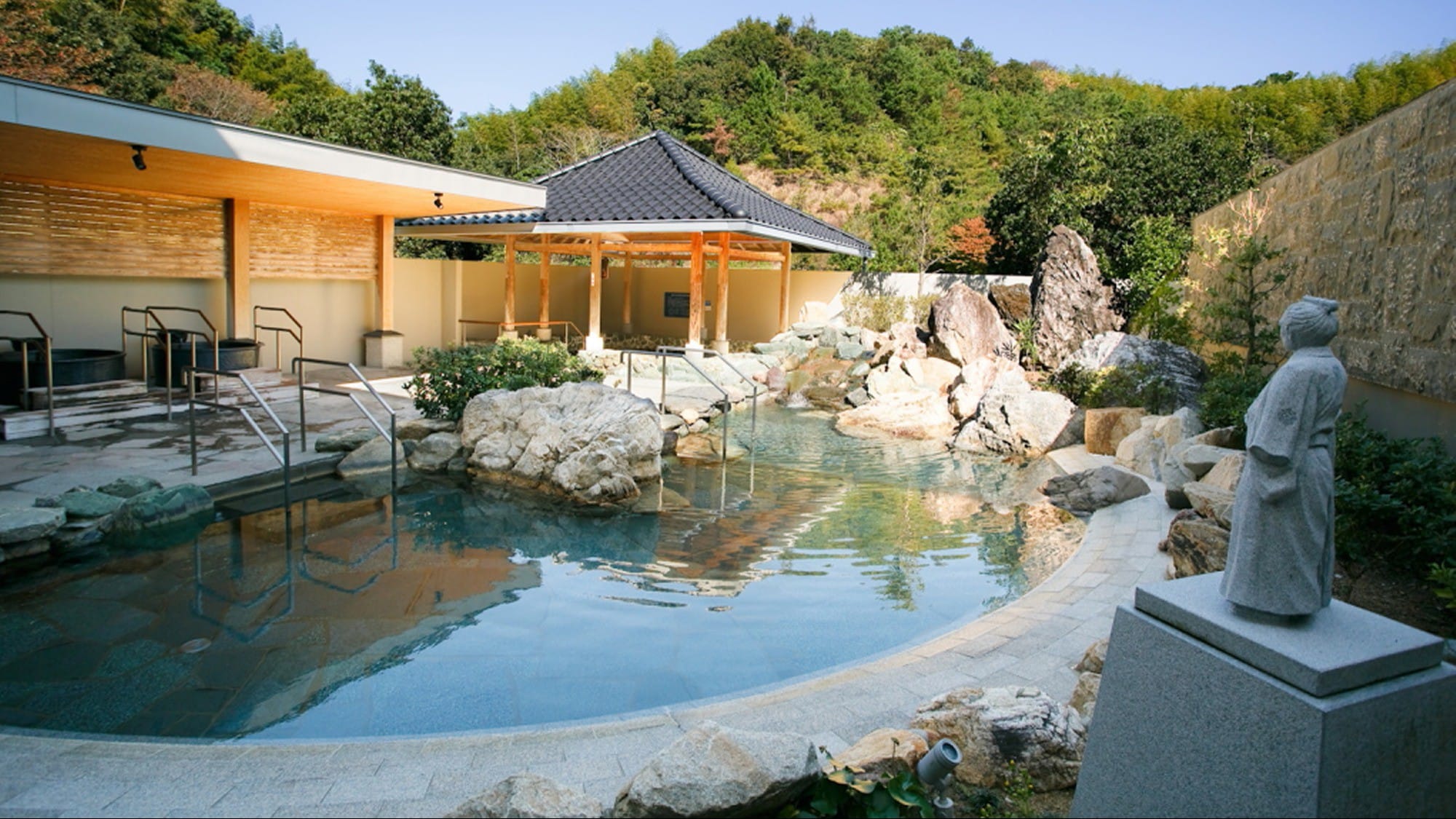 露天浴池【桂浜之汤】是模仿高知县的旅游胜地桂浜而设计的。