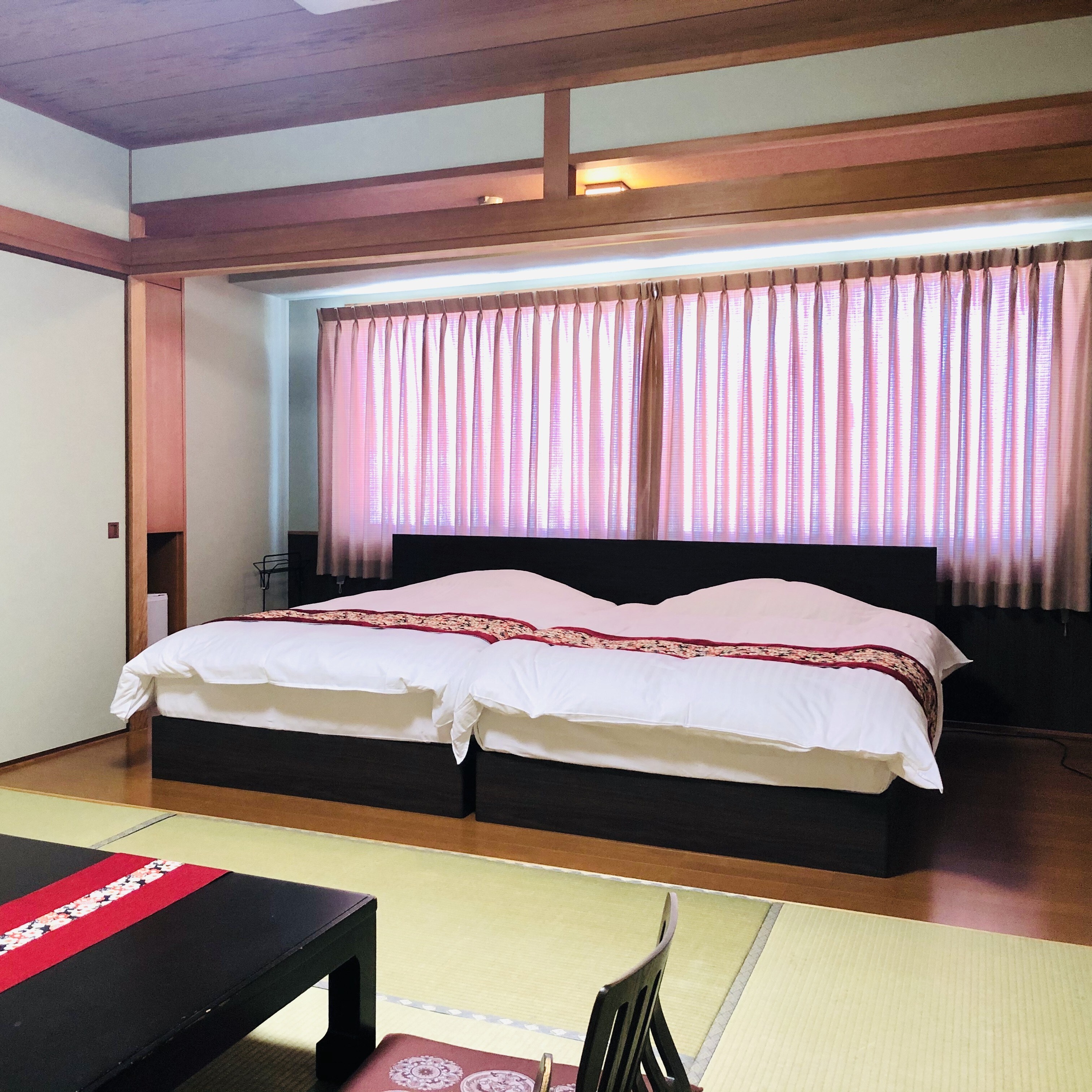 You can push the beds together and let your small child sleep comfortably.
