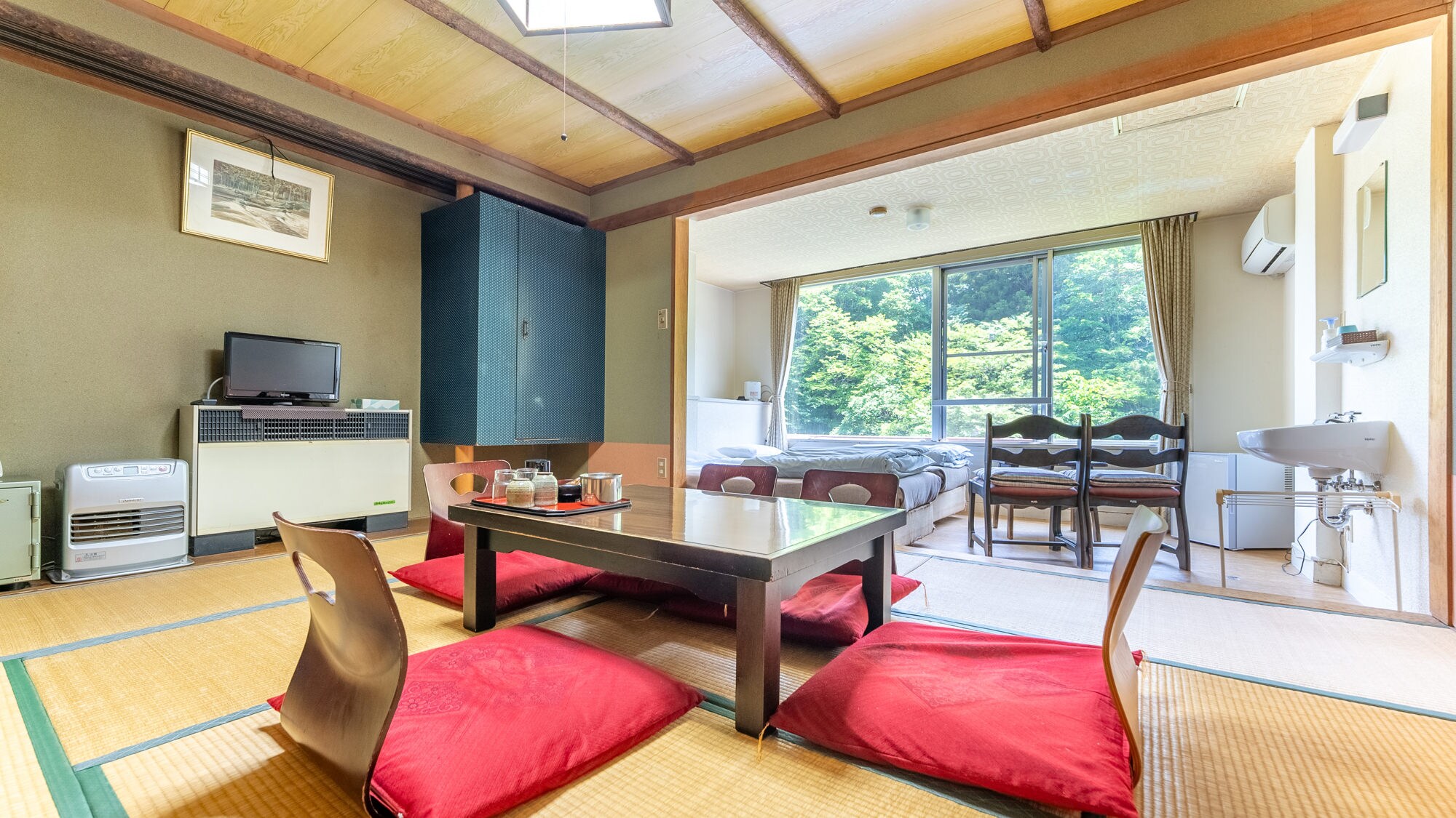 Japanese-Western room (10 tatami mats + twin)