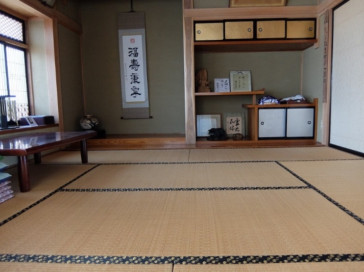 Japanese-style room: Slowly dine in a calm Japanese-style room