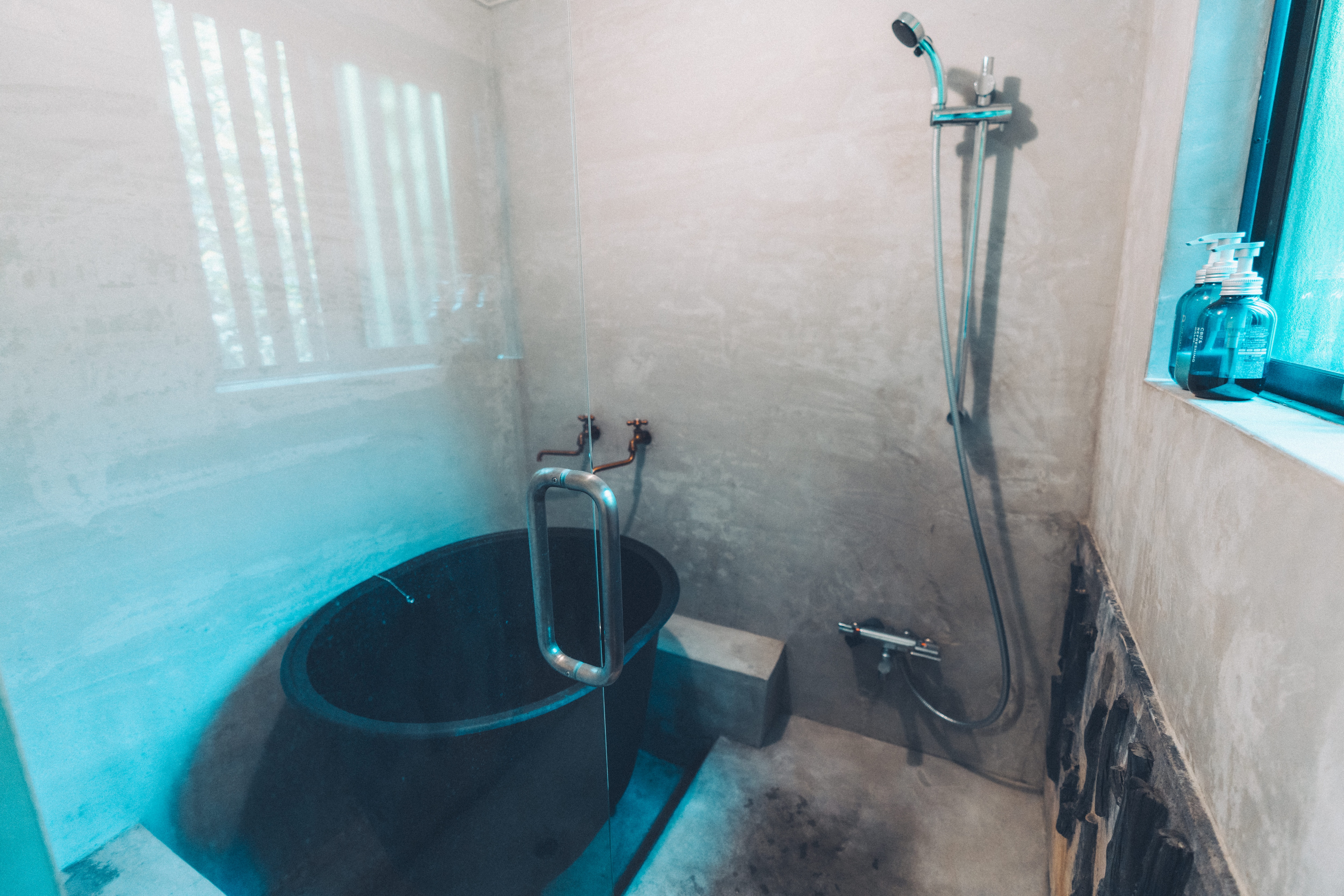 욕조도 이용할 수 있는 샤워룸