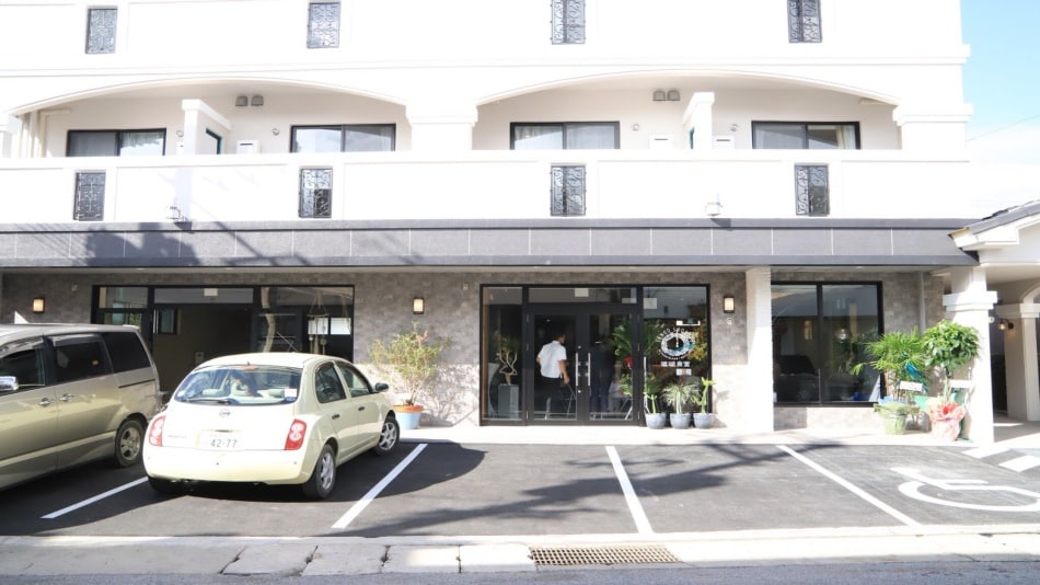◆ HOTEL 385 --Hotel front parking lot [for 4 cars]